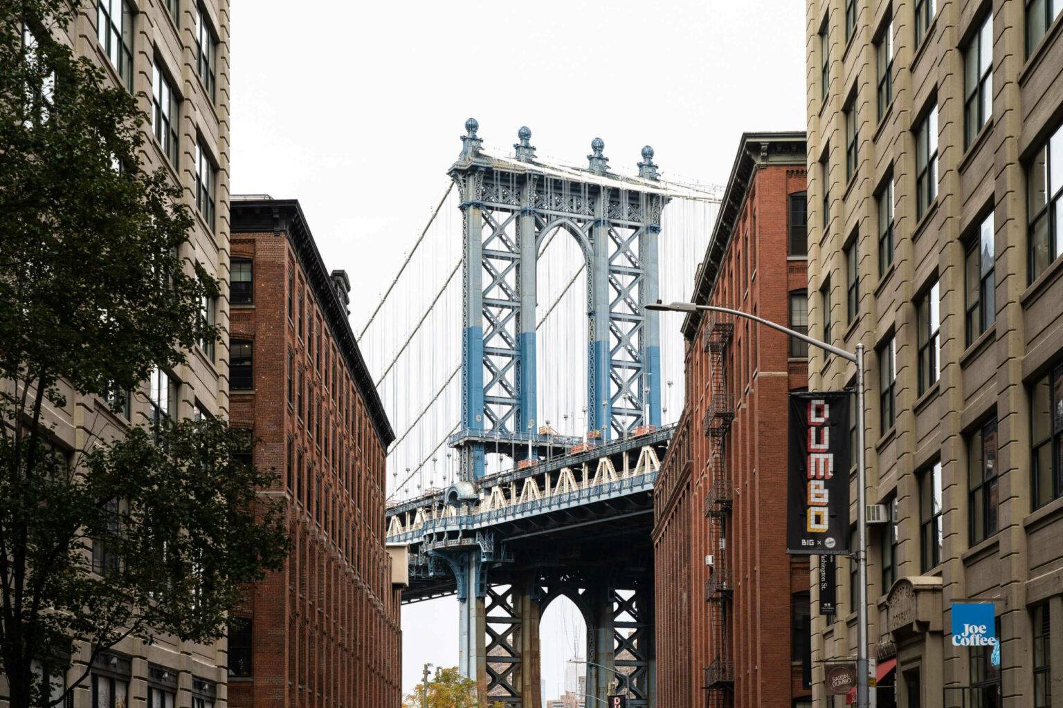Neben der Brooklyn Bridge und der Williamsburg Bridge ist die Manhattan Bridge die dritte berühmte Brücke in New York.