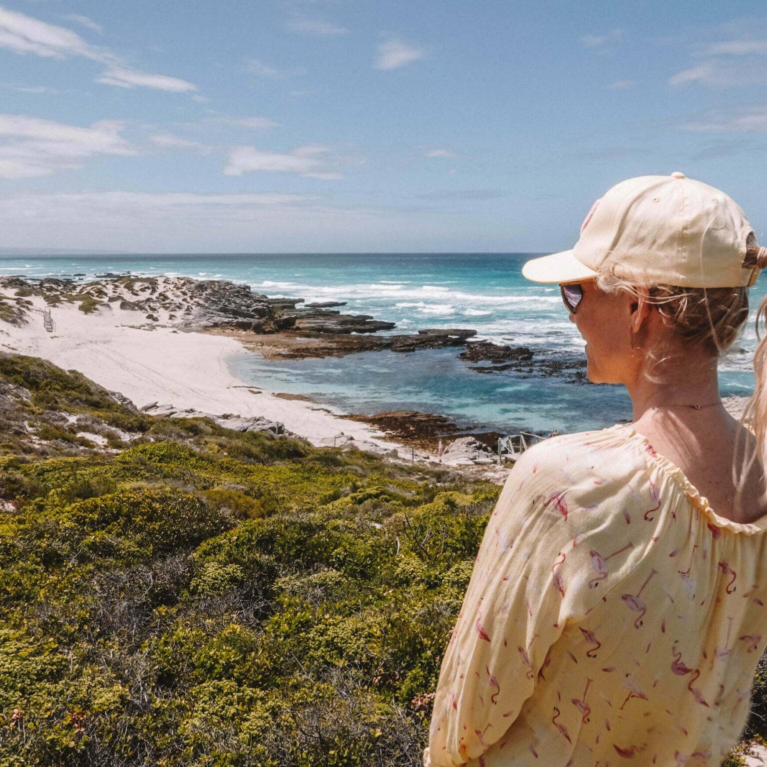 Bloggerin Nina blickt über das De Hoop Nature Reservat mit blauem Meer in Südafrika.