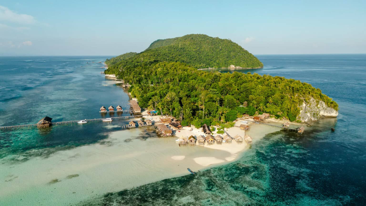 Auf den Inseln in Raja Ampat gibt es meistens nur ein paar Bungalows und einen Steg.