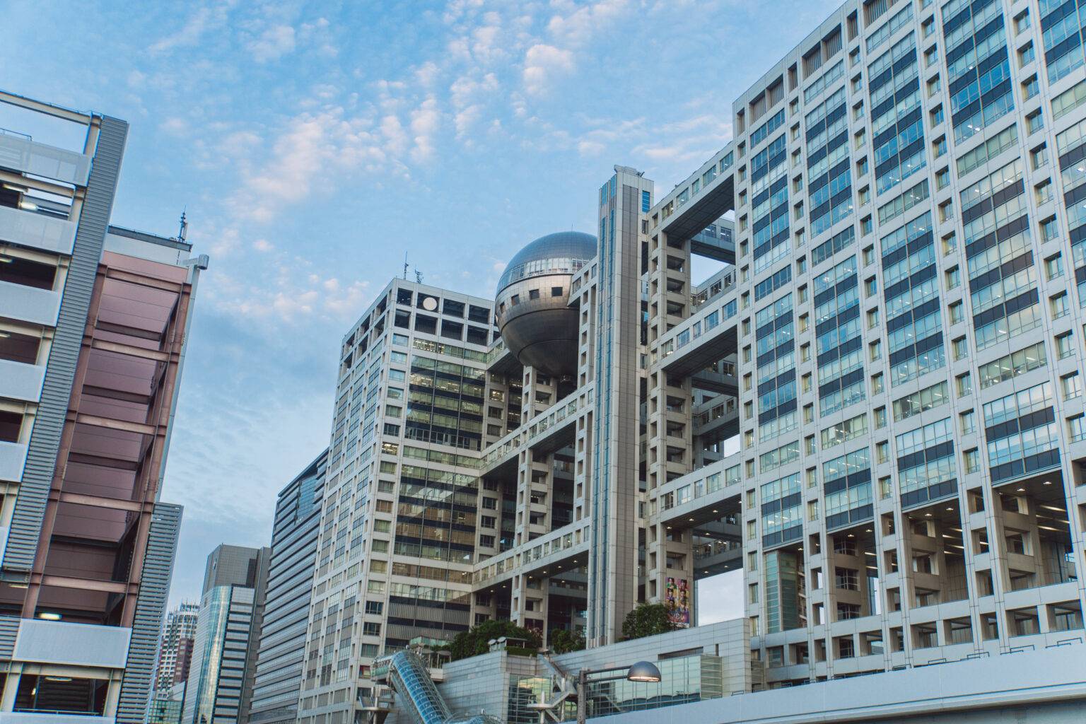 Das Fuji TV Building bietet einen tollen Ausblick über die Bucht von Tokio.