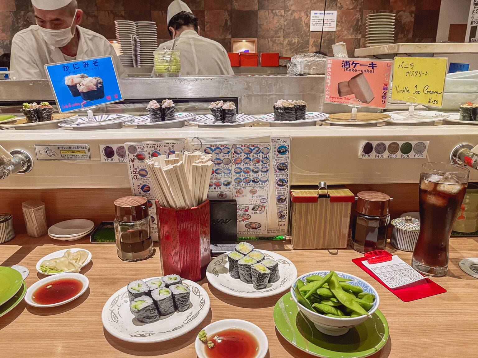 Beim Running Sushi sitzt man traditionell an einer Bar rund um die Sushi-Meister:innen.