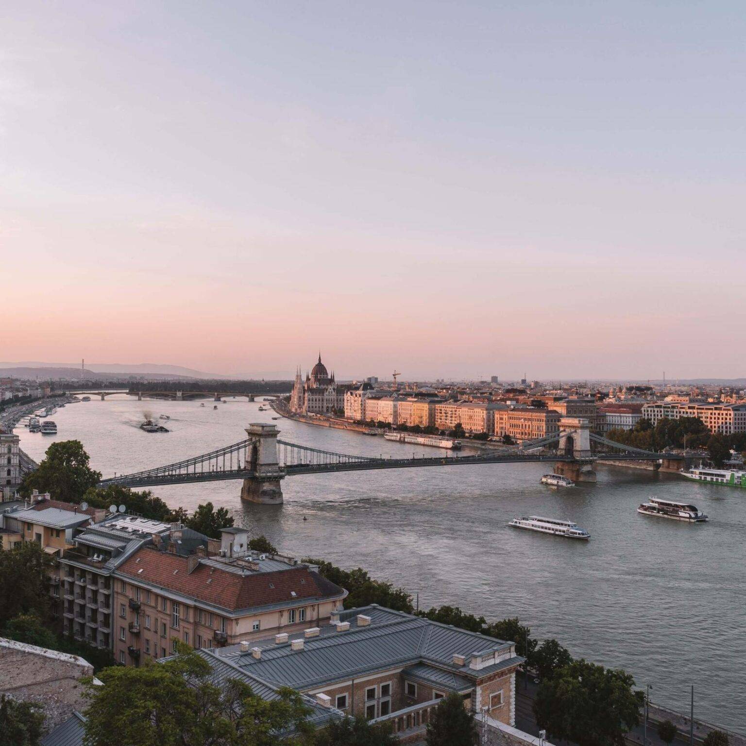 Block auf Budapest und die Donau in der Abendsonne.