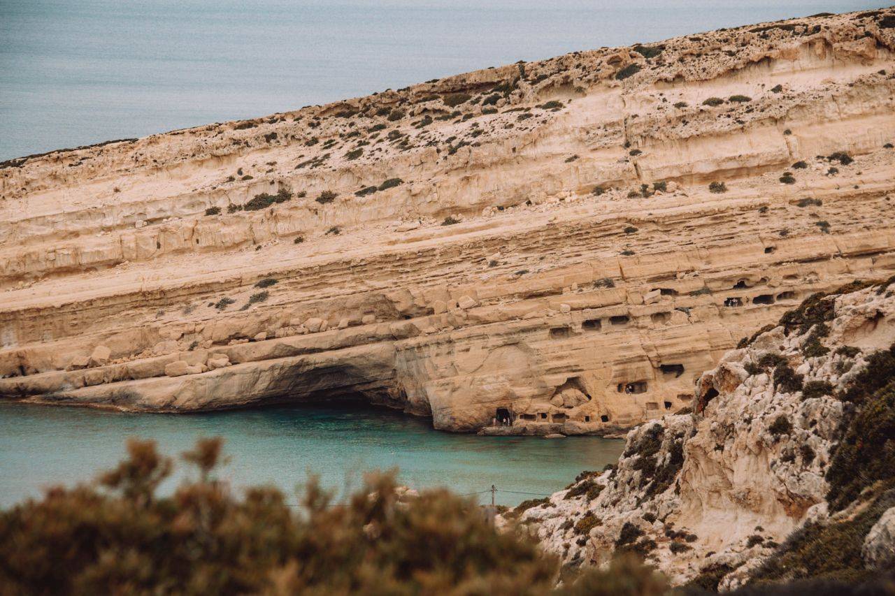 Keine Höhlen verstecken sich im Fels direkt am Meer in Matala auf Kreta.