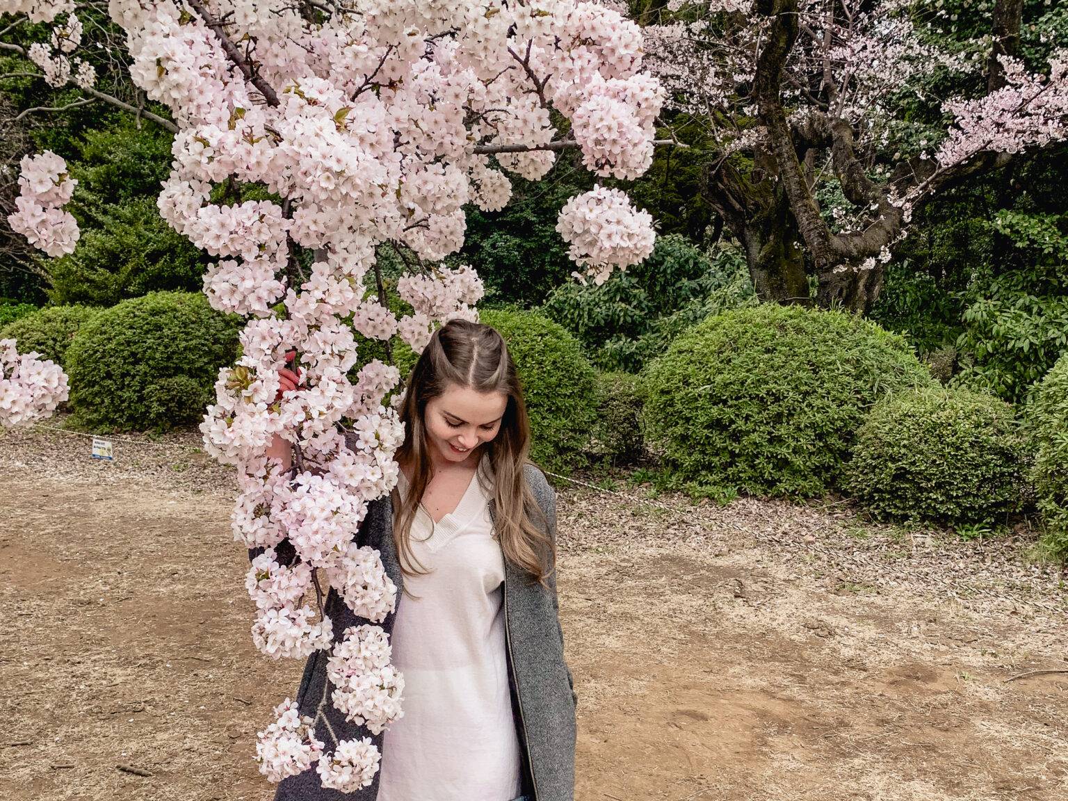 Ton in Ton - Bloggerin Franzi passt sich mit ihrem Oberteil perfekt den Kirschblüten an.