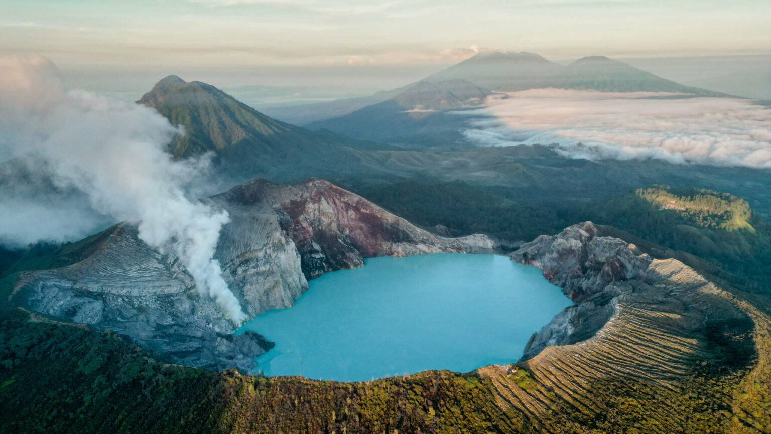 Beim Vulkan Ijen ist es erlaubt mit der Drohne zu fliegen. Die Aufnahmen sind spektakulär.