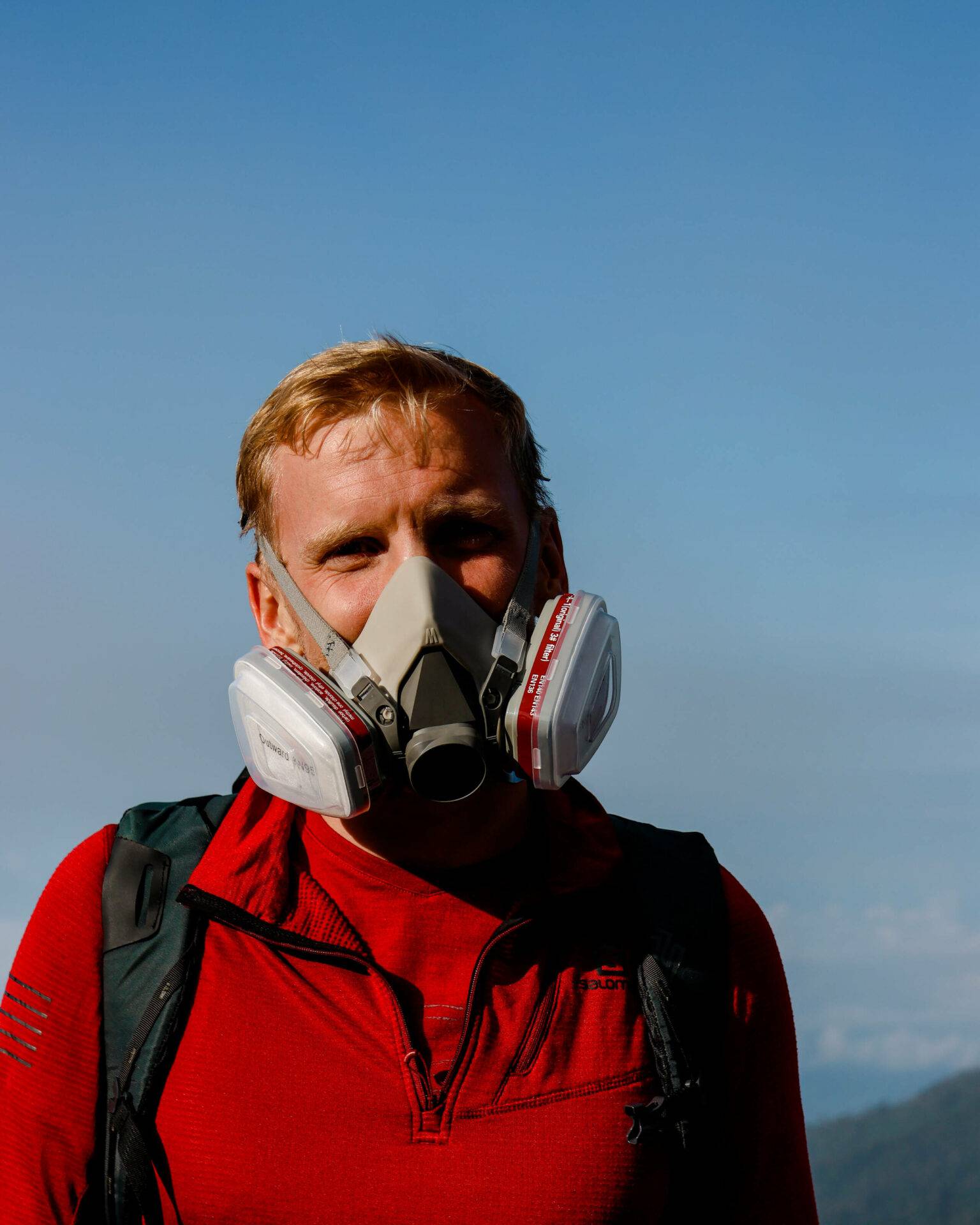 Blogger Tom mit einer Gasmaske auf dem Gesicht.
