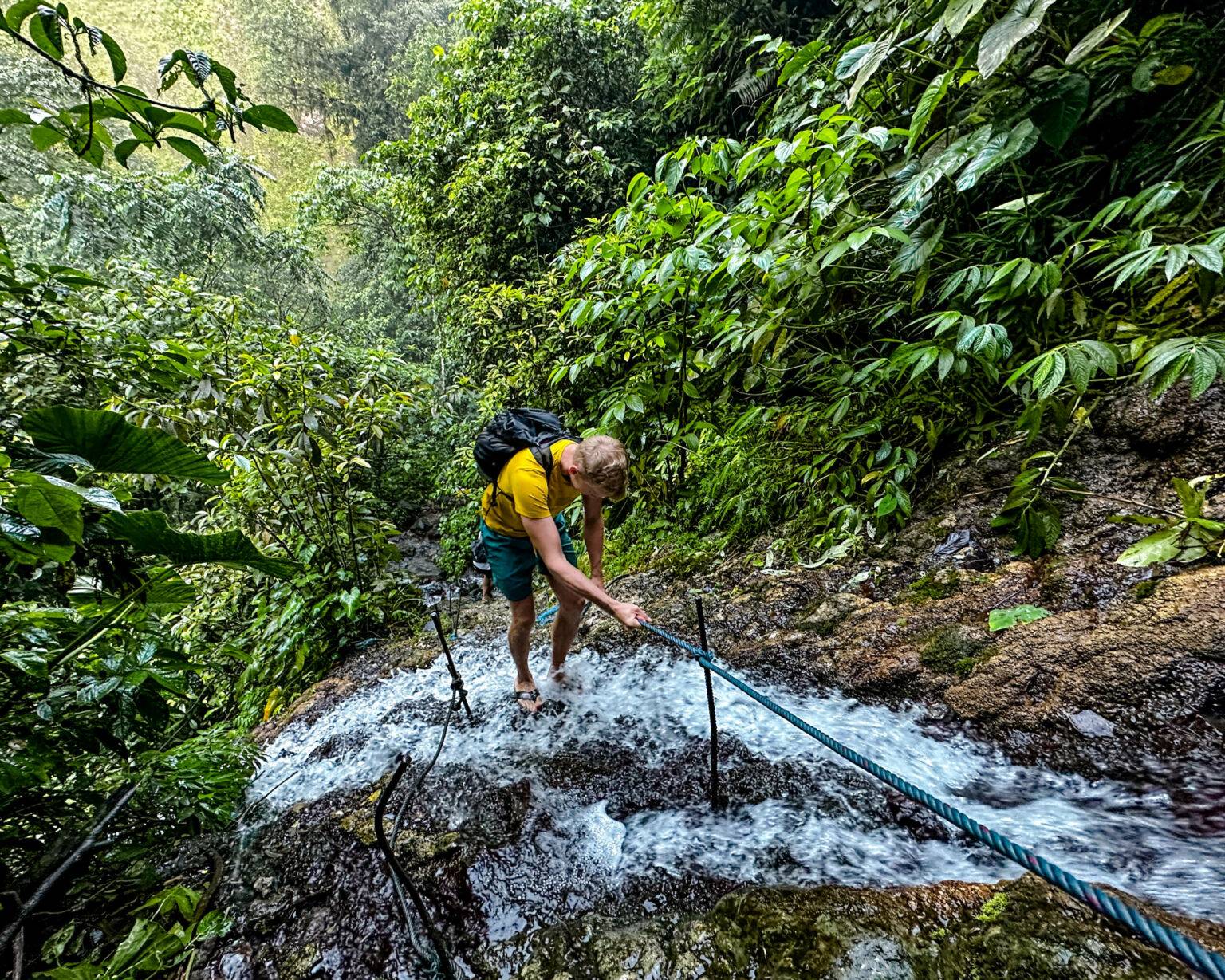 Blogger Tom klettert am Tumpak Sewu Wasserfall in Java.