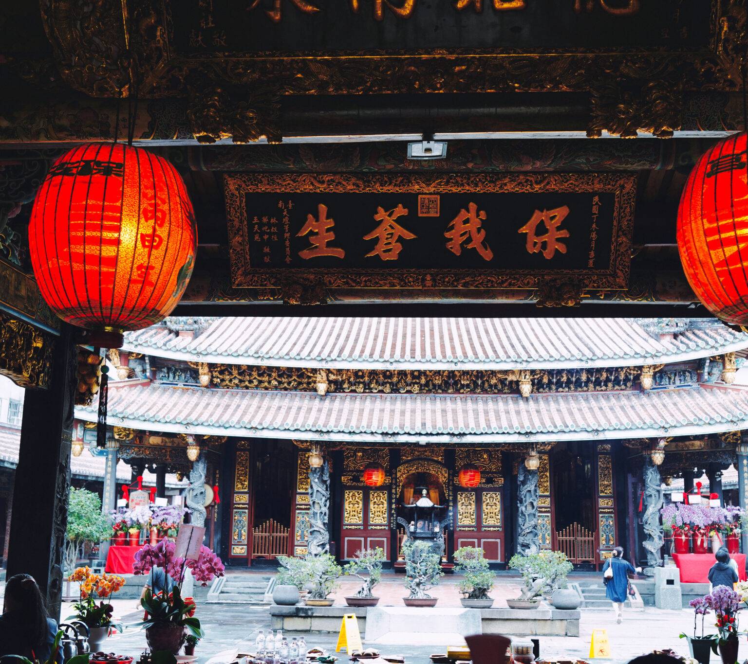Der Eingang des Bao'an Tempels mit roten Lampions an der Decke.