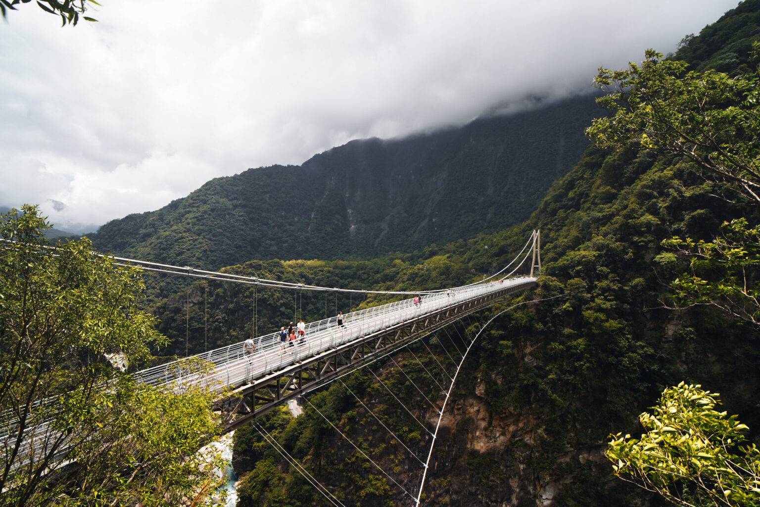 Die beeindruckende Bulowan-Hängebrücke ist 152 Meter lang.
