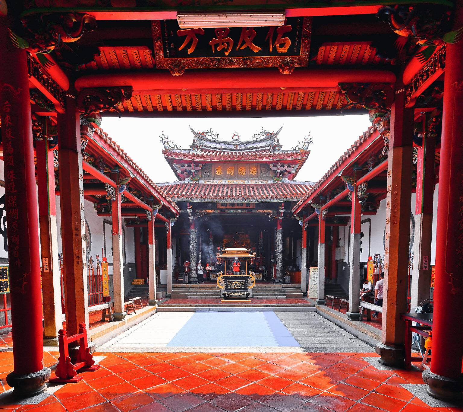 Das innere des Mazu Tempels ist umrandet mit leuchtend roten Säulen.