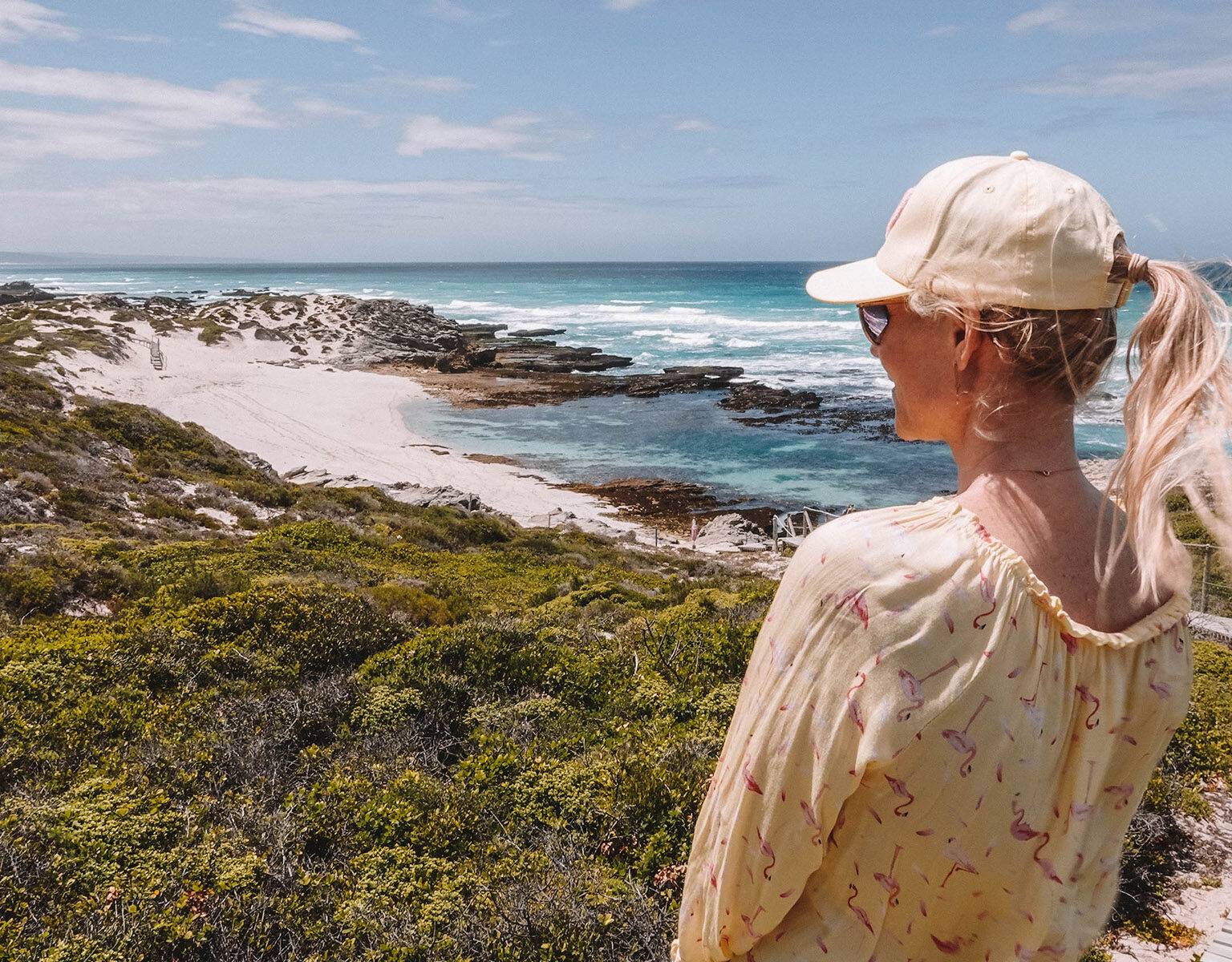 Bloggerin Nina blickt über das De Hoop Nature Reservat mit blauem Meer in Südafrika.
