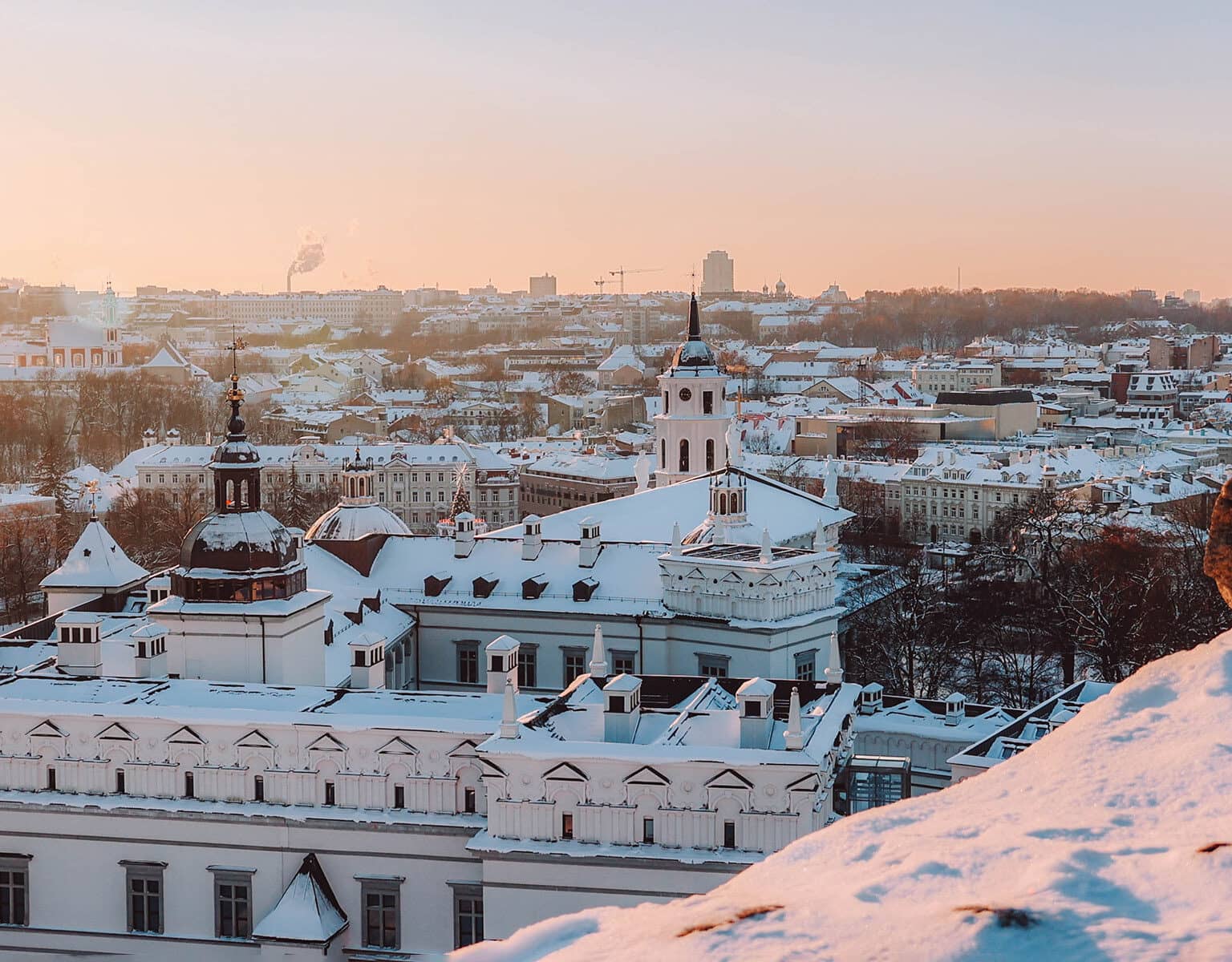 Das Panorama von Vilnius im Abendrot vom Gediminas-Turm.