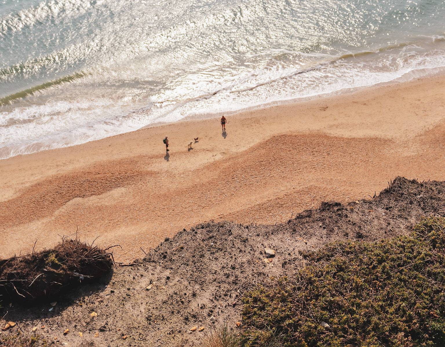 Blick vom Hengistbury Head auf den Strand und das Meer in Südengland.