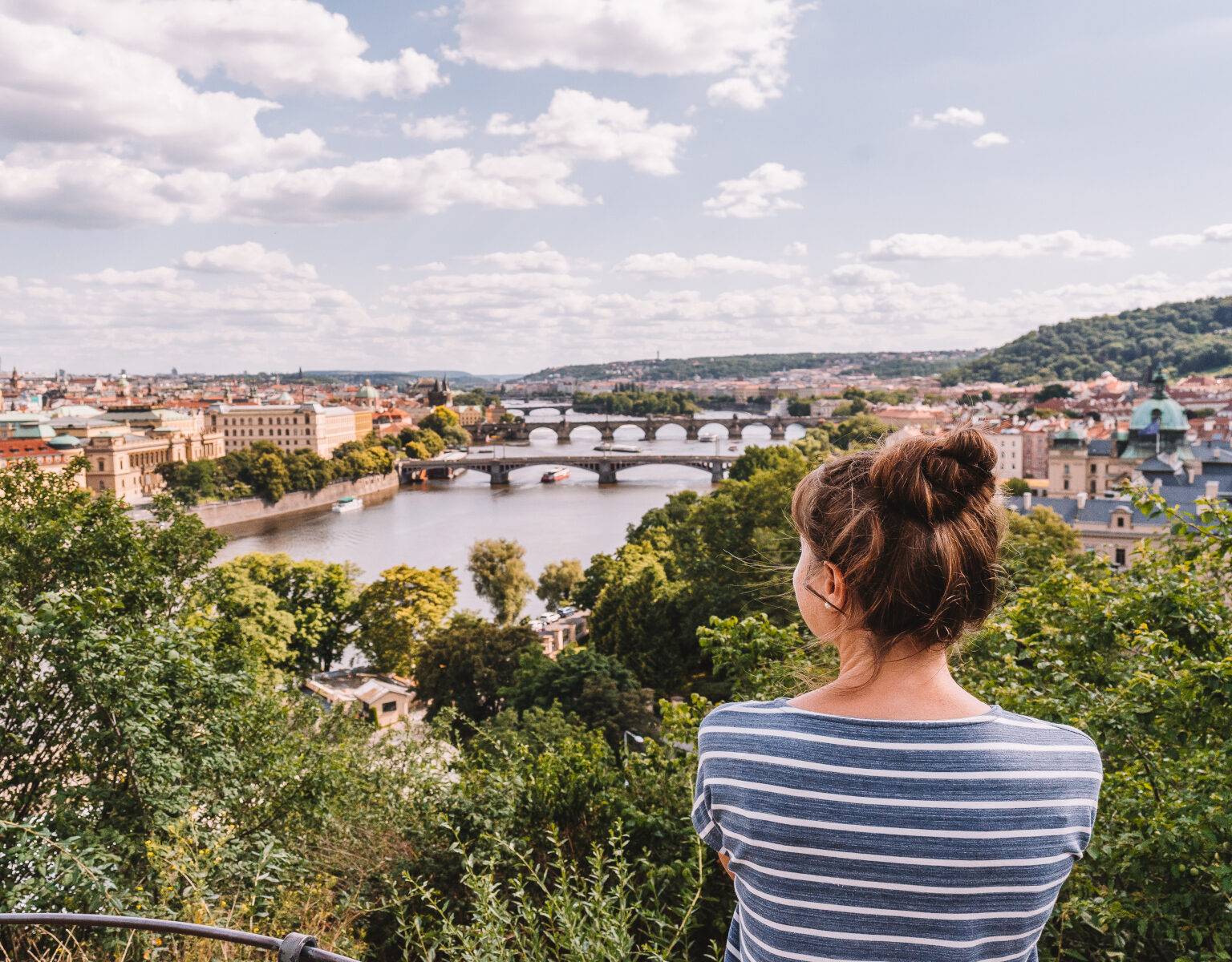 Bloggerin Melanie blickt auf die Stadt Prag.
