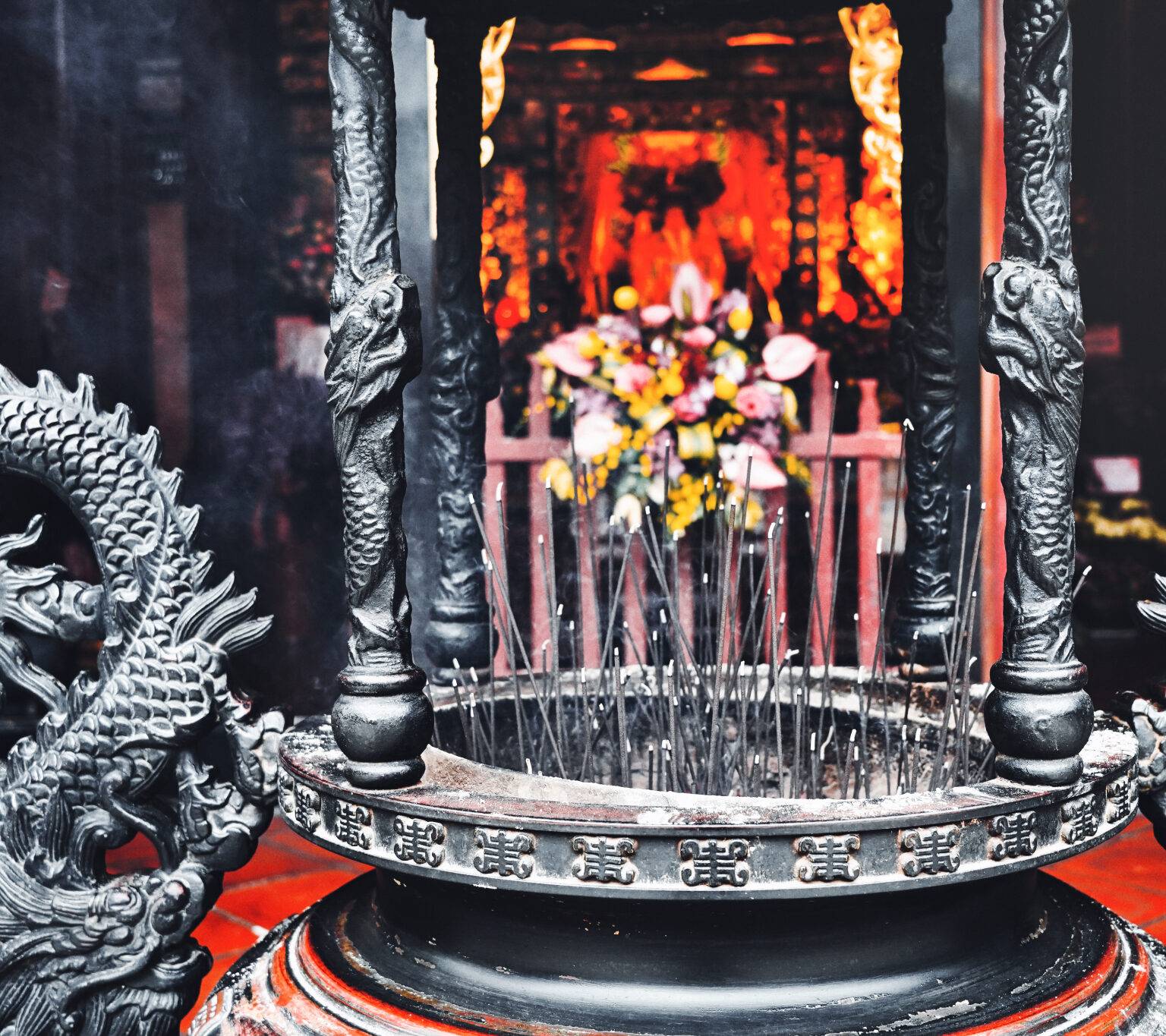 In einem silbernen Gefäß eines Tempels in Taipeh stecken viele Rauchstäbchen.