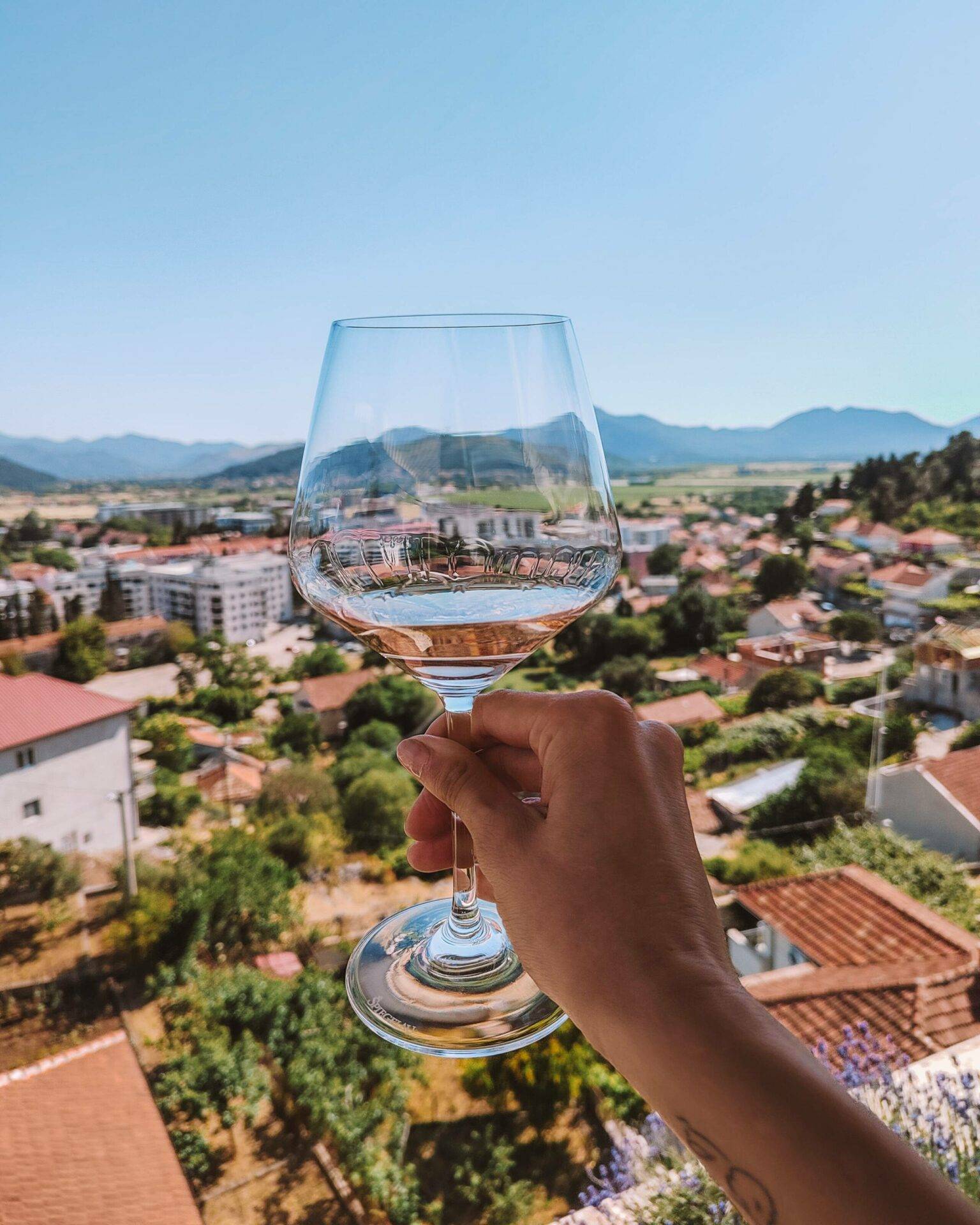 Mediterranes Flair in Trebinje bei einem Glas Wein.