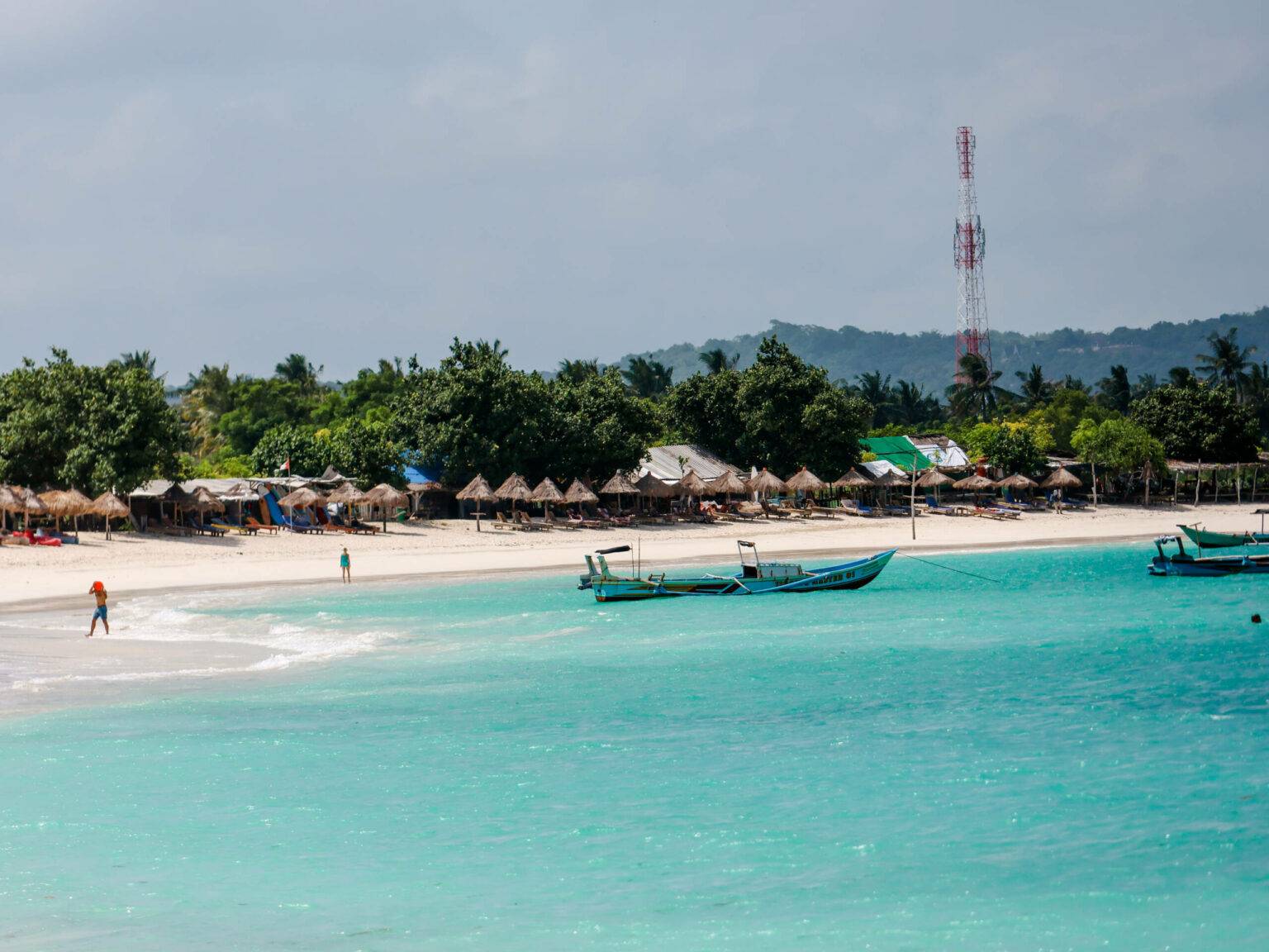 Der Tanjung Aan Beach ist ein Strand auf Lombok mit Fischerbooten zum Ausleihen und schönen Schnorchelspots.