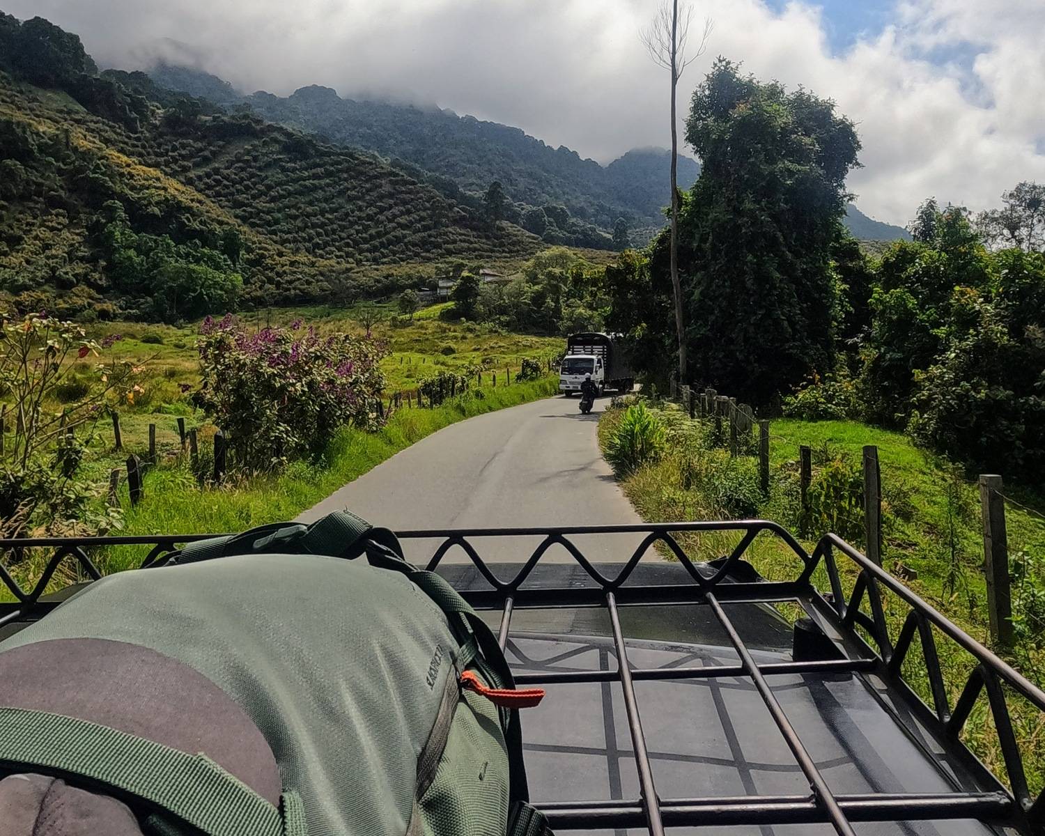 Mit dem Auto durch die Berge – da reist es sich am leichtesten mit Handgepäck