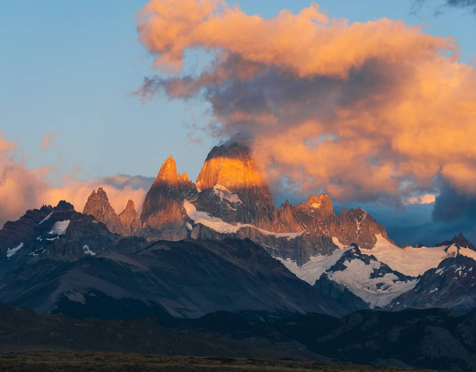 Wolkenverhangener Berg bei El Chaltén.