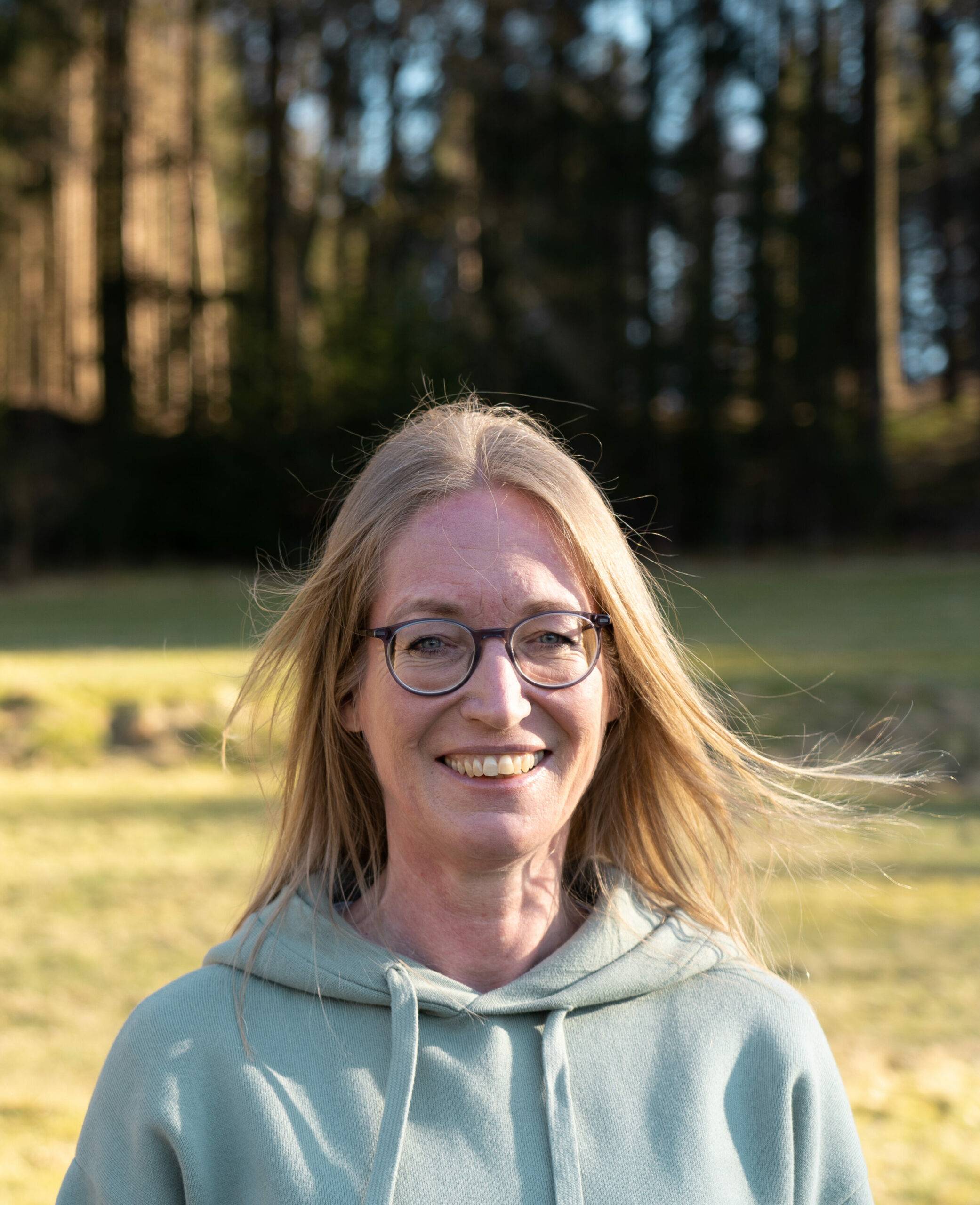 Portraitfoto der Reisebloggerin und Autorin Alexandra Lattek vom Blog Traveling the World.