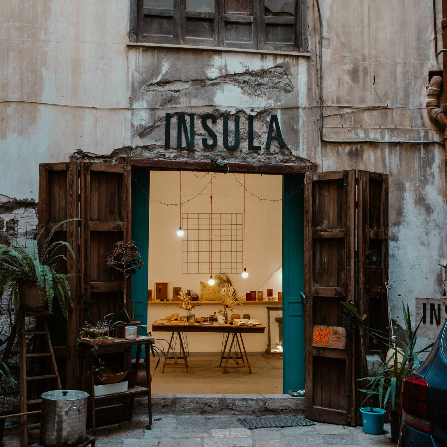 Ein kleiner Laden in einem Hinterhof in Palermo.
