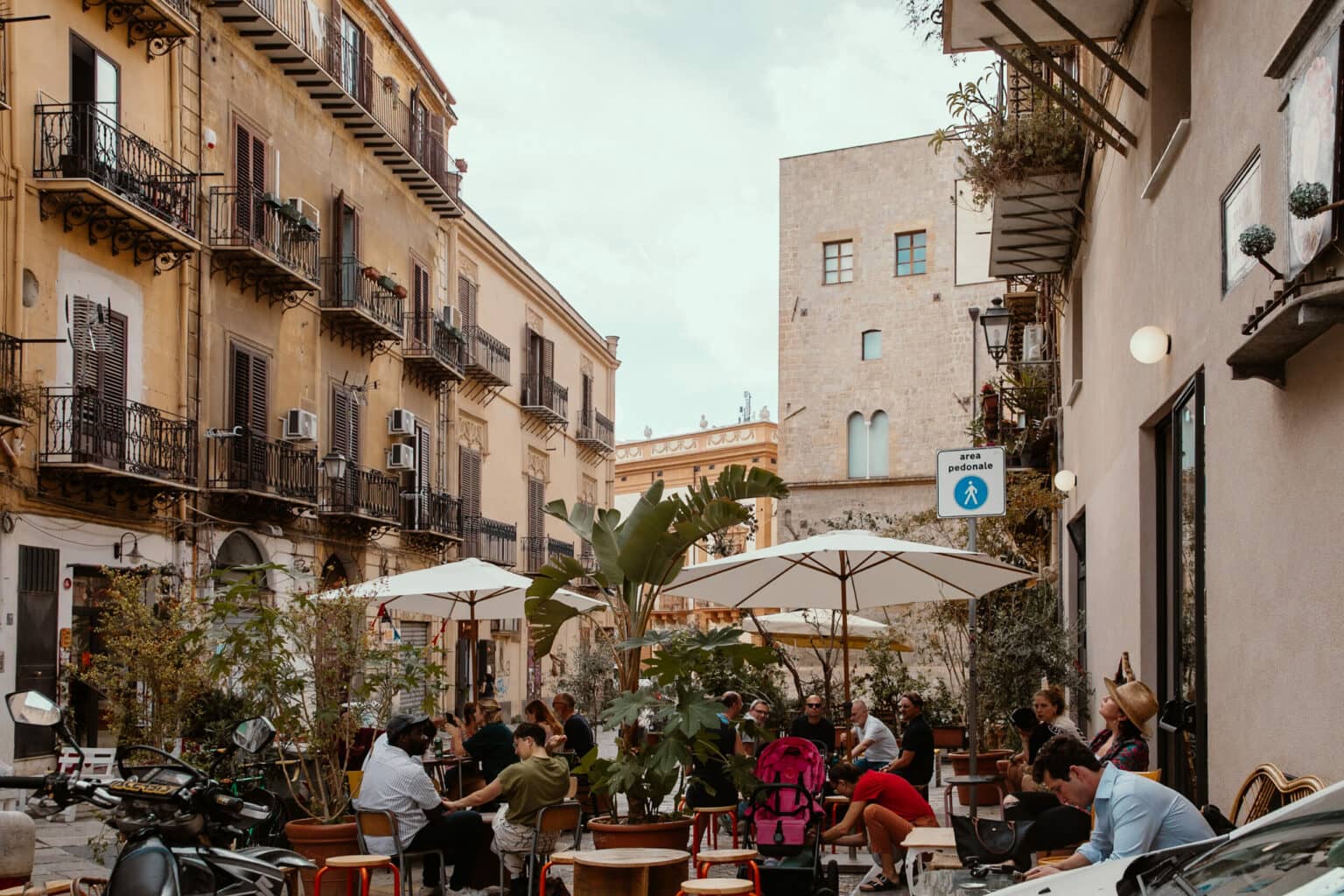 Ein kleiner Platz in Palermo, Menschen sitzen in einem Cafe.