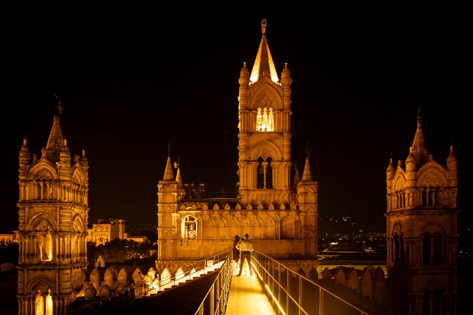 Die Kathedrale von Palermo bei Nacht mit ihren drei Türmen.