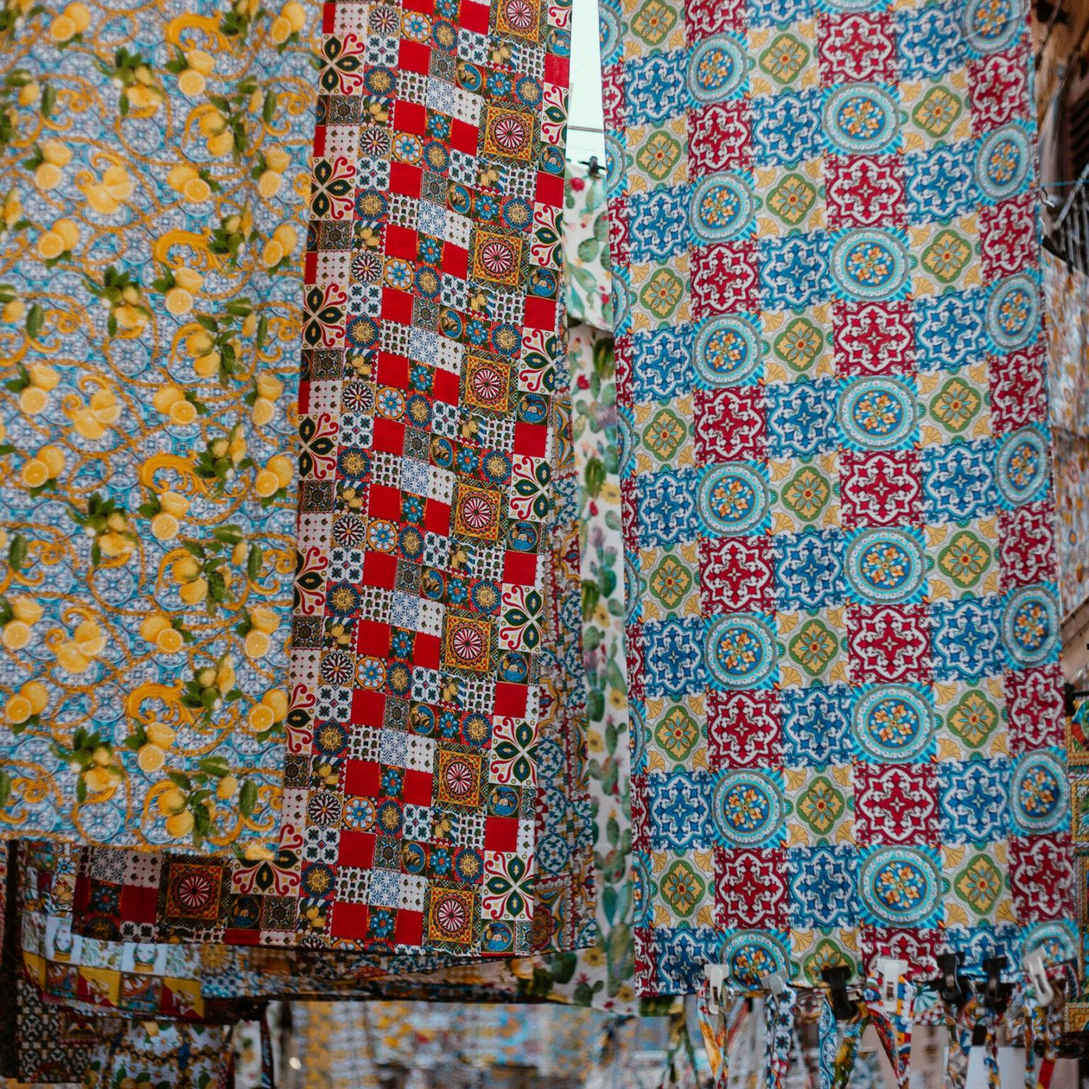 Bunte Tücher auf einem Markt in Palermo.