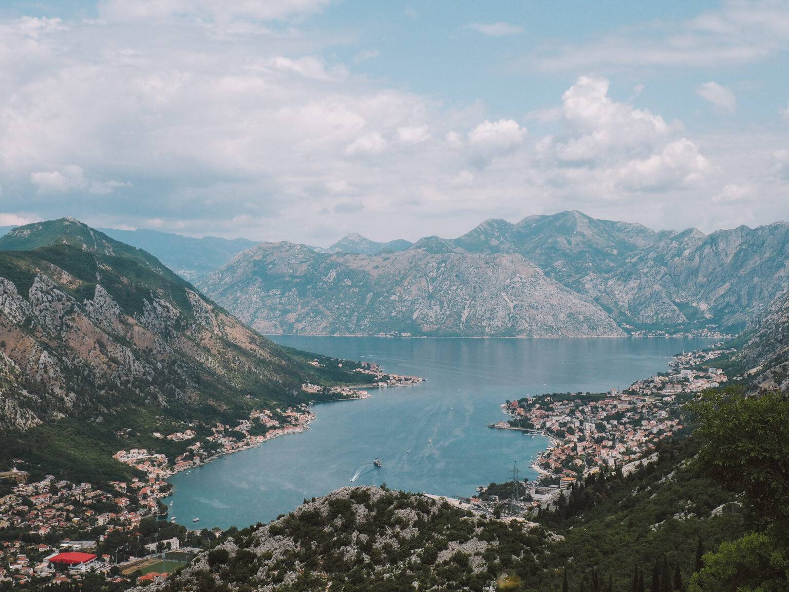 Malerisch liegt der Kotor-Fjord zwischen den Hügelketten.