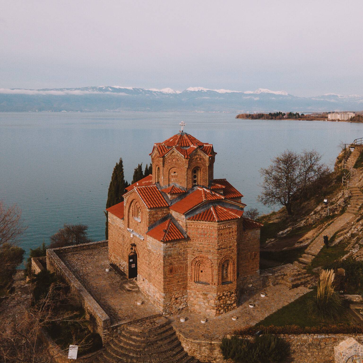 Ein kleines Kloster an der Küste des Ohrid-Sees.