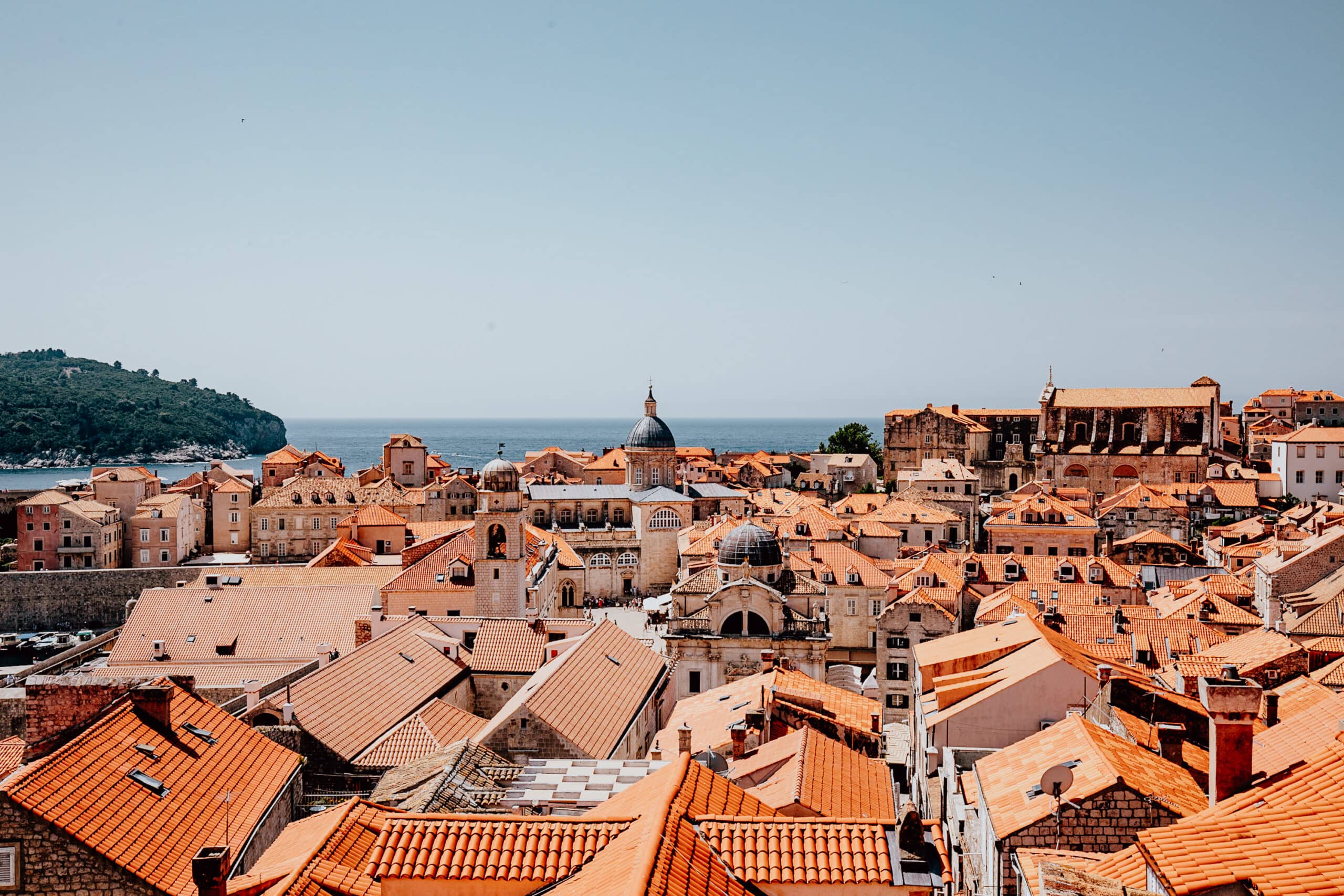 Blick auf die Altstadt und Kirchturm von Dubrovnik.