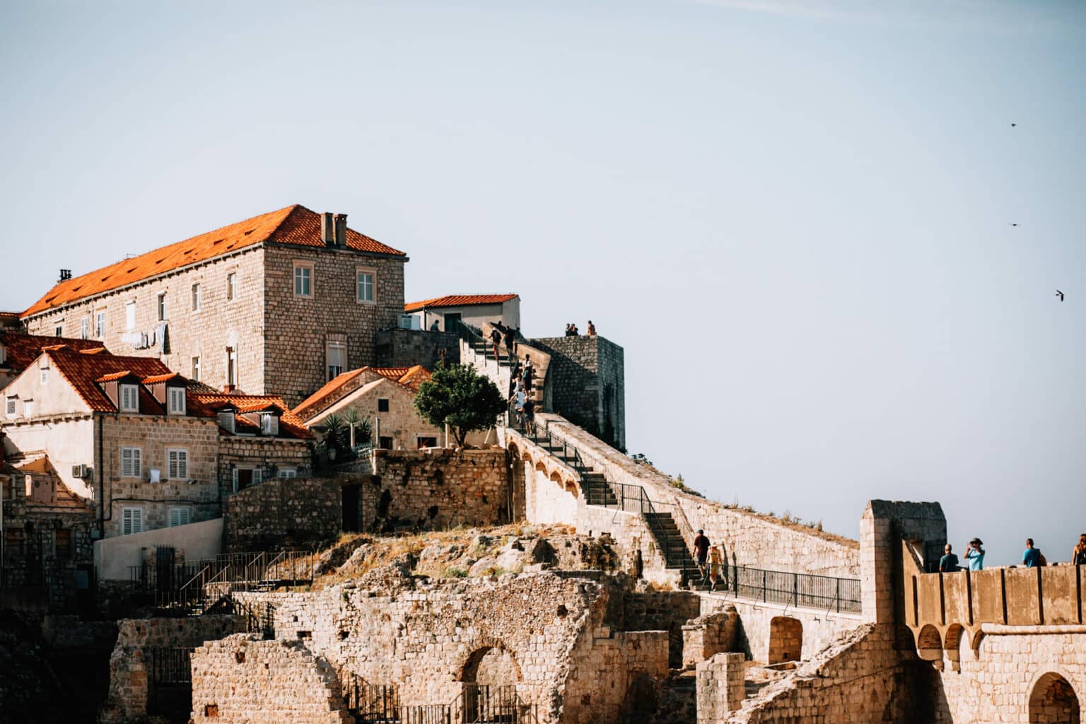 Die Stadtmauer von Dubrovnik, Touristen laufen umher.