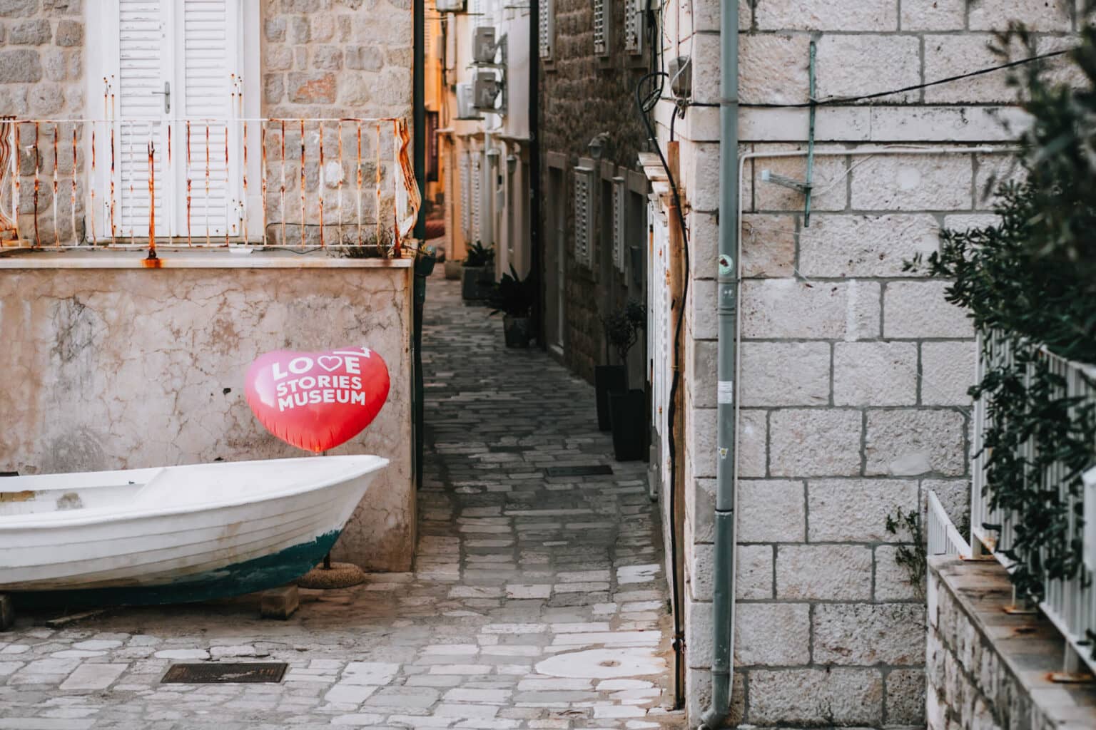 Eine alte Gasse in Dubrovnik, in dieser sich der Eingang zum Love Museum befindet.