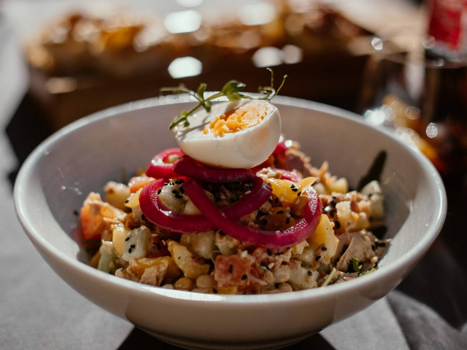 Ein Teller mit Salat, Zwiebeln und Ei.