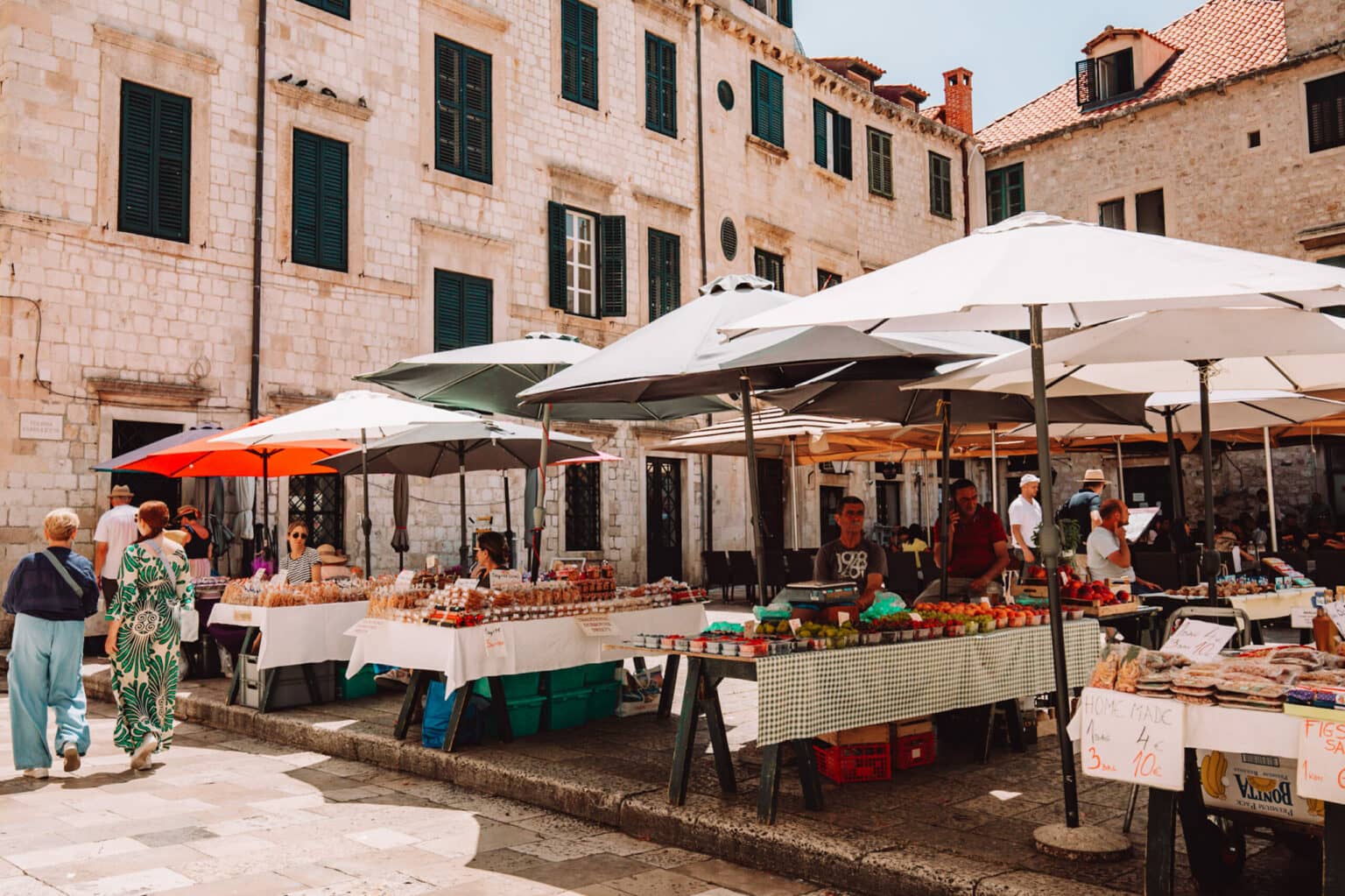 Bunte Marktstände in der Altstadt von Dubrovnik.