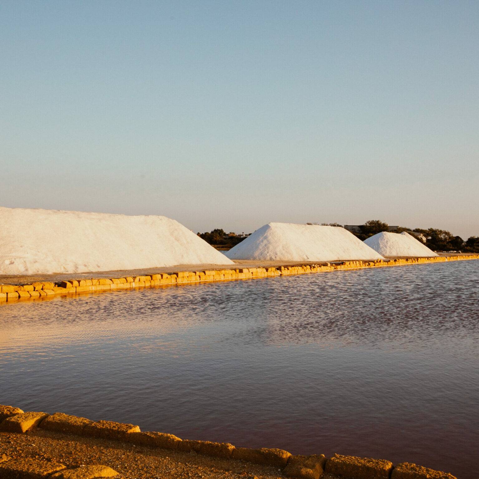 Abgebautes Salz direkt am Wasserbecken.