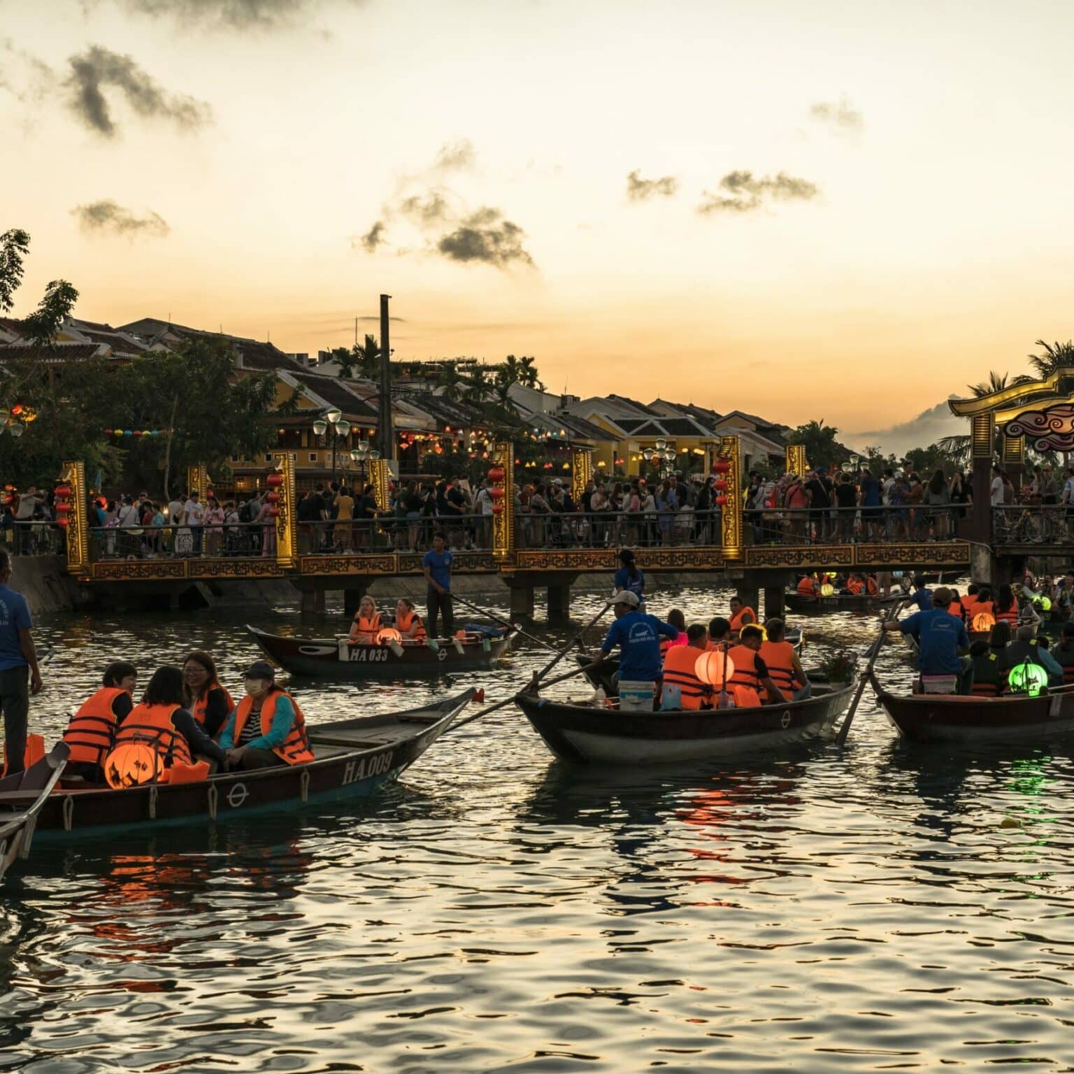 Ruderboote am Abend auf dem Fluss in Hoi An.