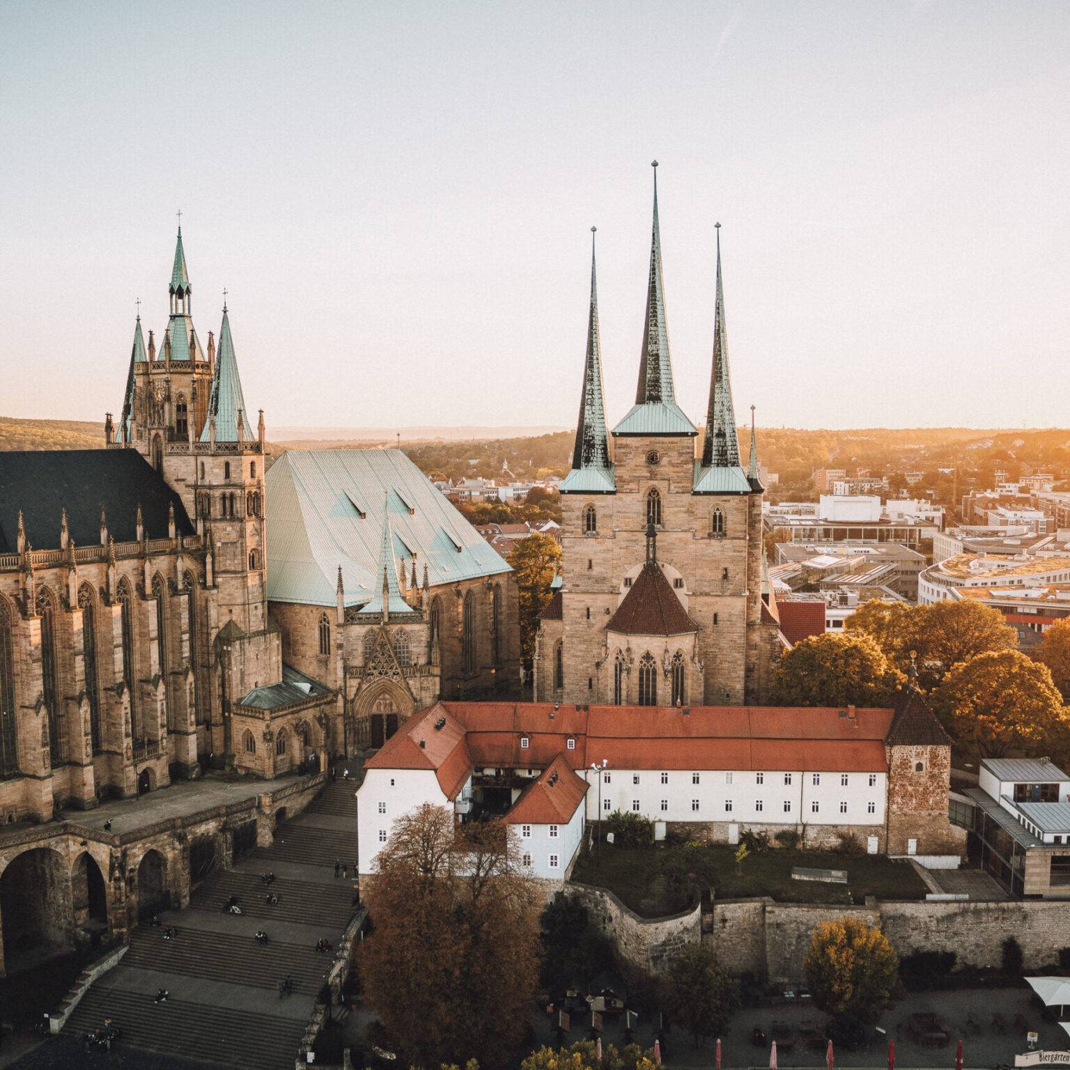 Der Erfurter Dom aus der Vogelperspektive bei Sonnenuntergang.