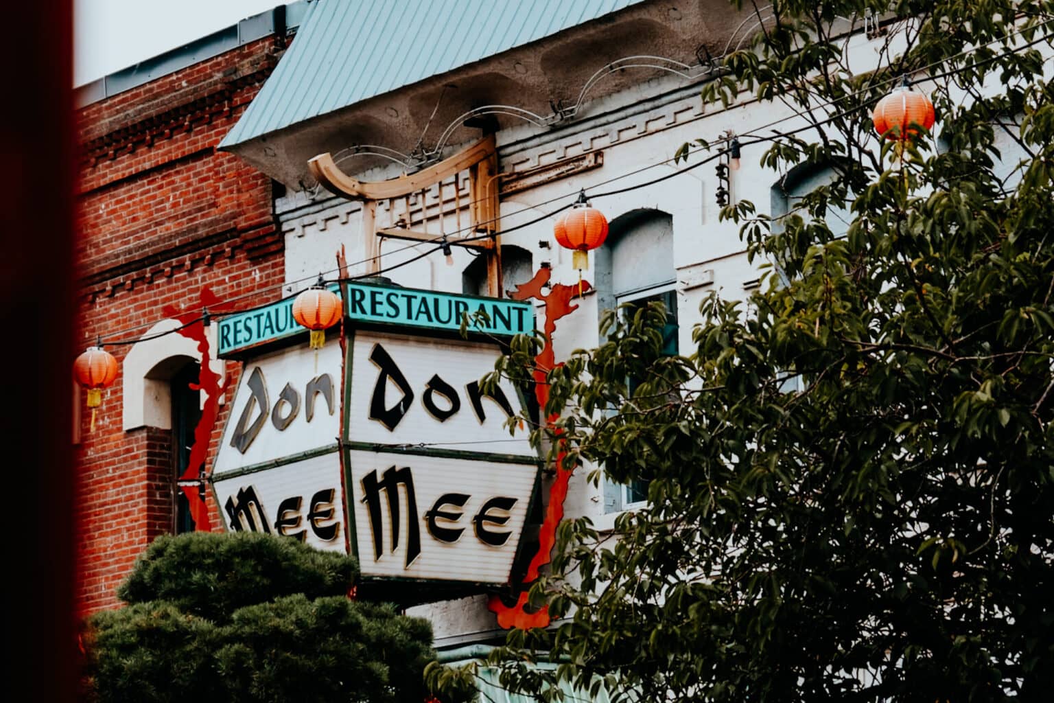Das Schild des Don Mee Restaurants in Form einer asiatischen Laterne.