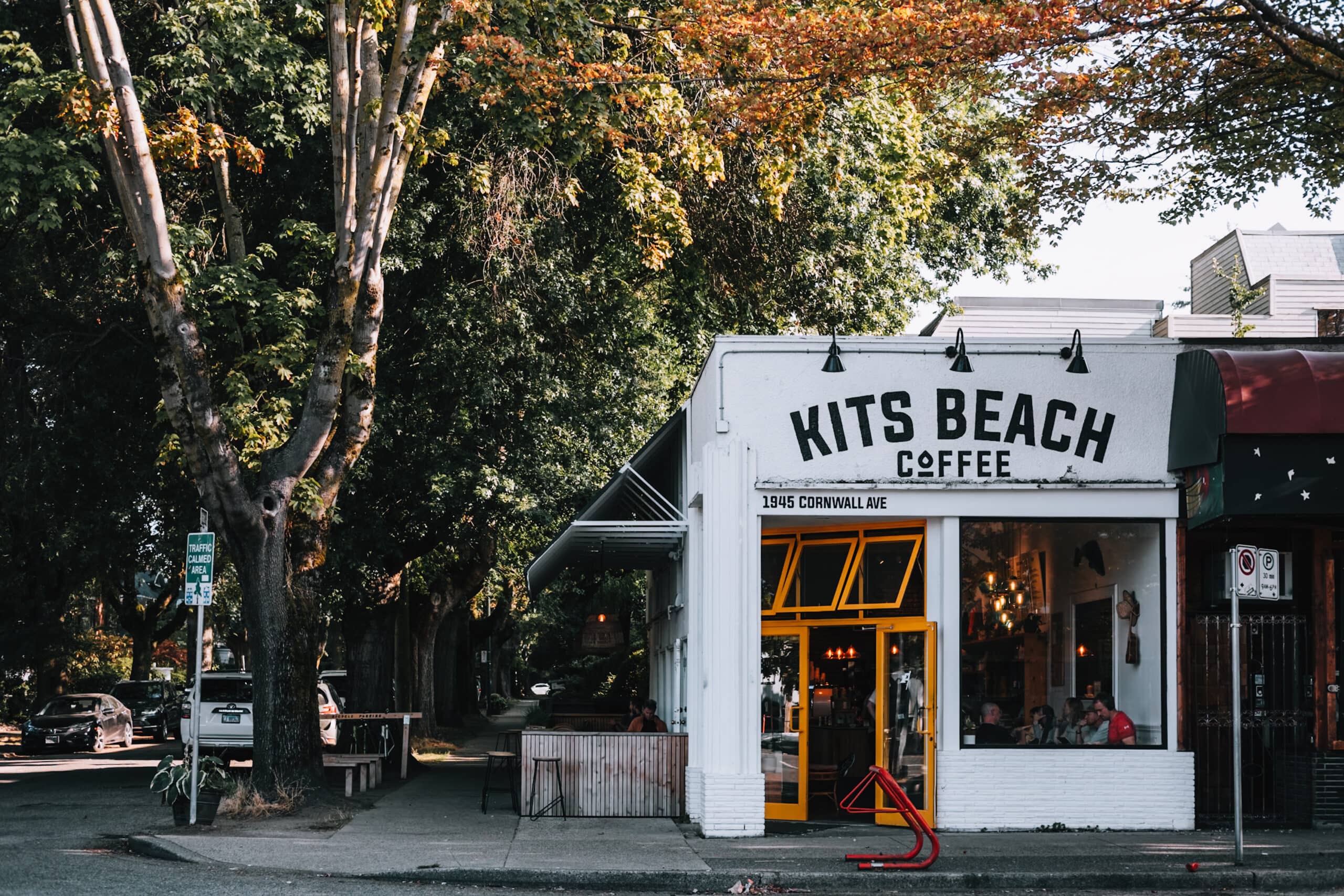 Die Fassade des Kits Beach Coffee in Kitsilano.