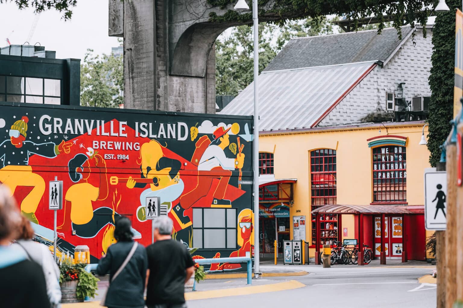 Eine bunte Hausfassade von Granville Island.