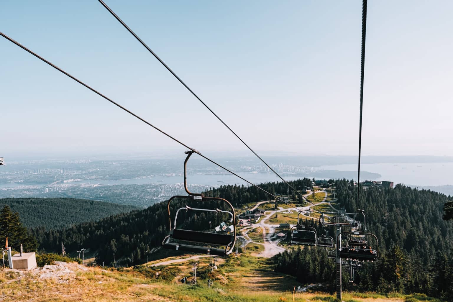 Der Ausblick aus einer Gondel auf dem Grouse Mountain.