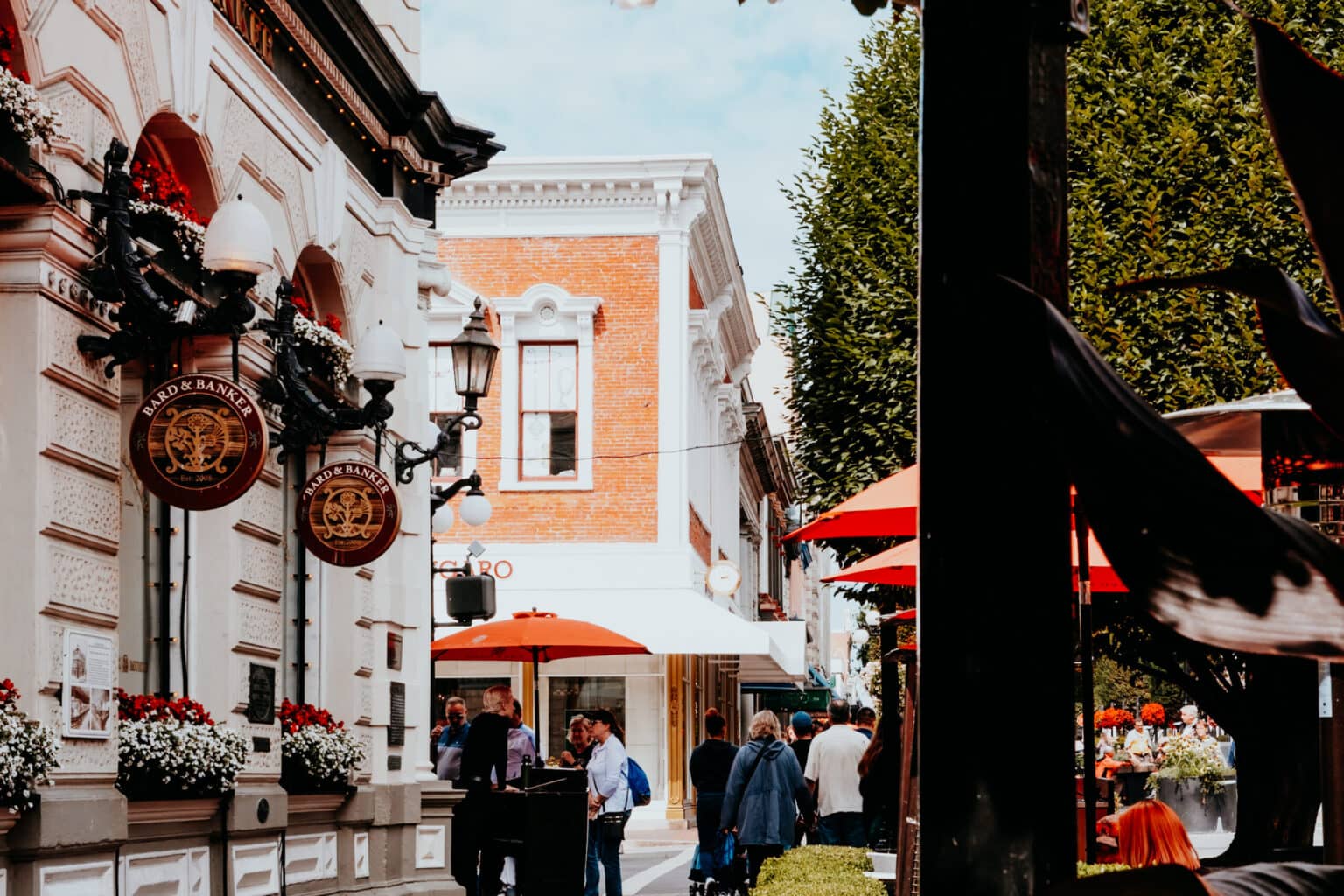 Einige Passanten auf der Government Street.