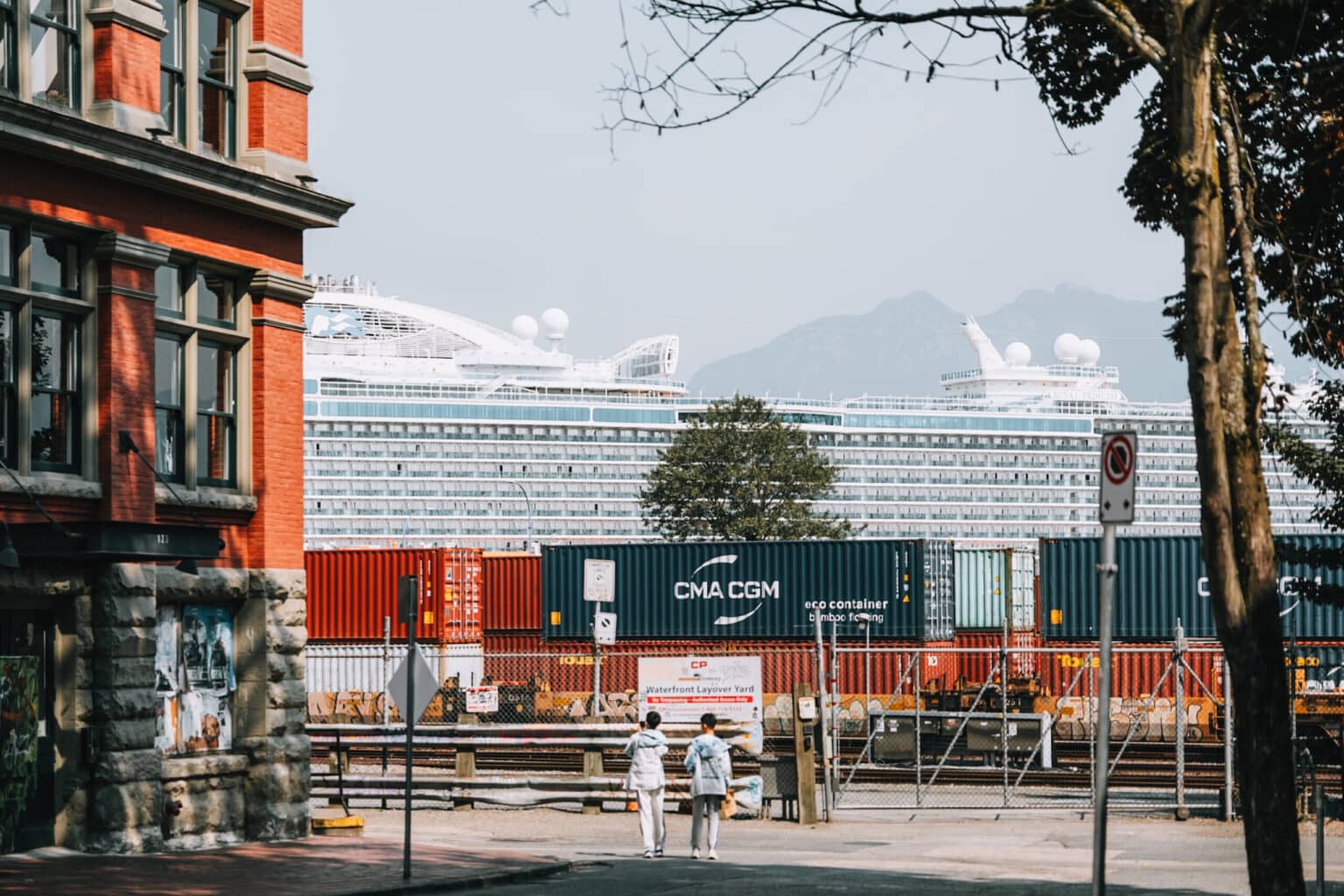 Das Kreuzfahrtterminal am Canada Place mit Containern und dahinter ein Kreuzfahrtschiff.