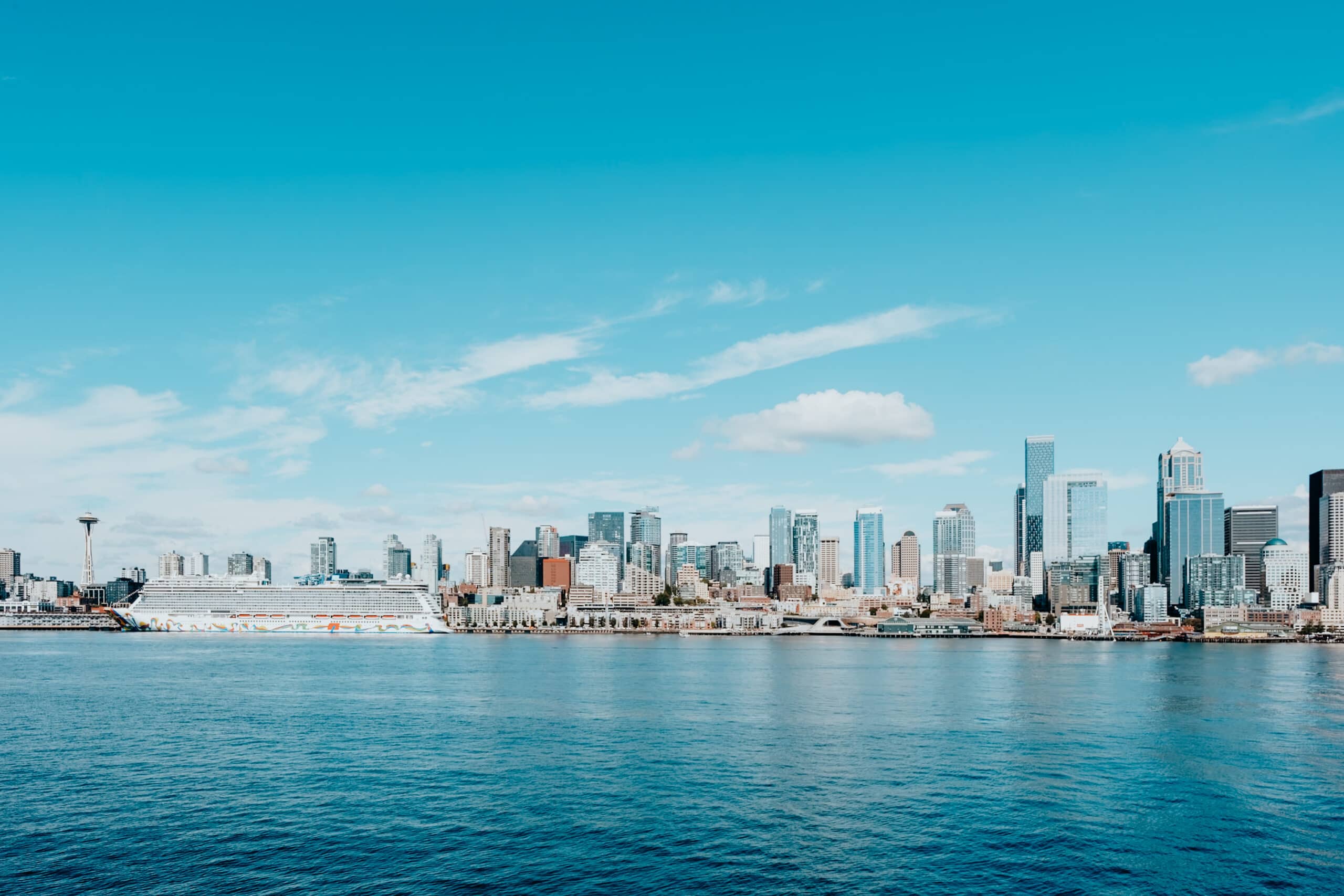 Die Skyline Seattles vom Wasser aus.