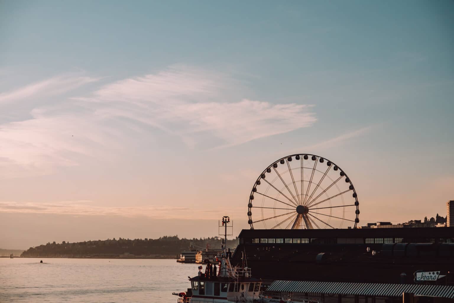 Die Küsten und das Riesenrad "Seattle Great Wheel" bei Sonnenuntergang.