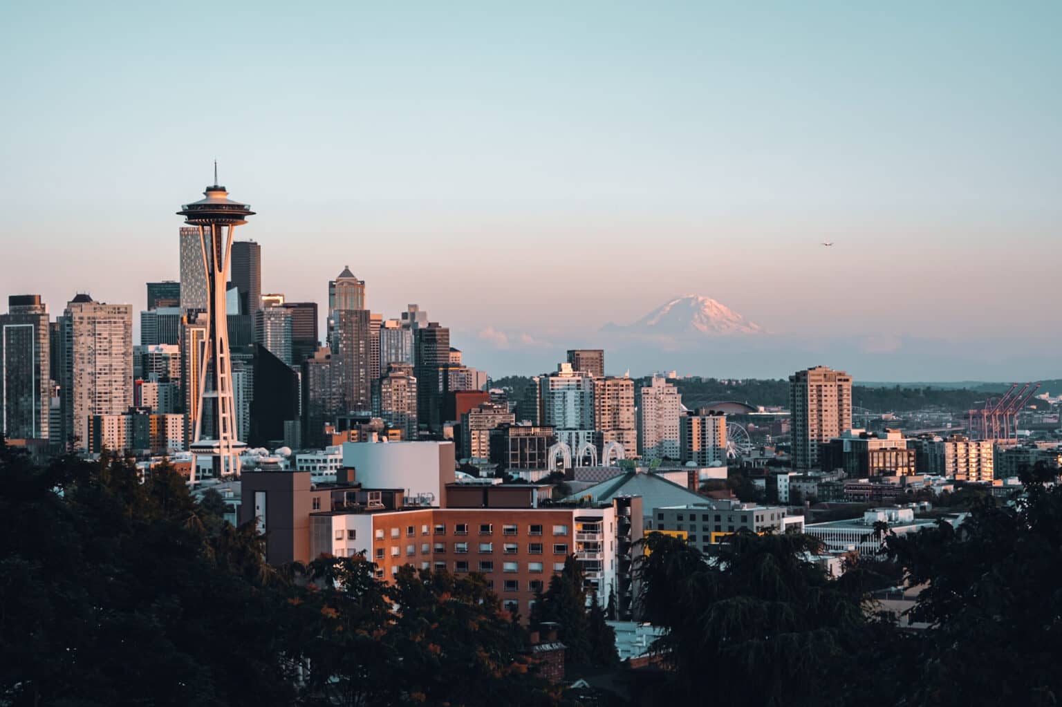 Die Skyline von Seattle mit Space Needle und Mount Rainier.
