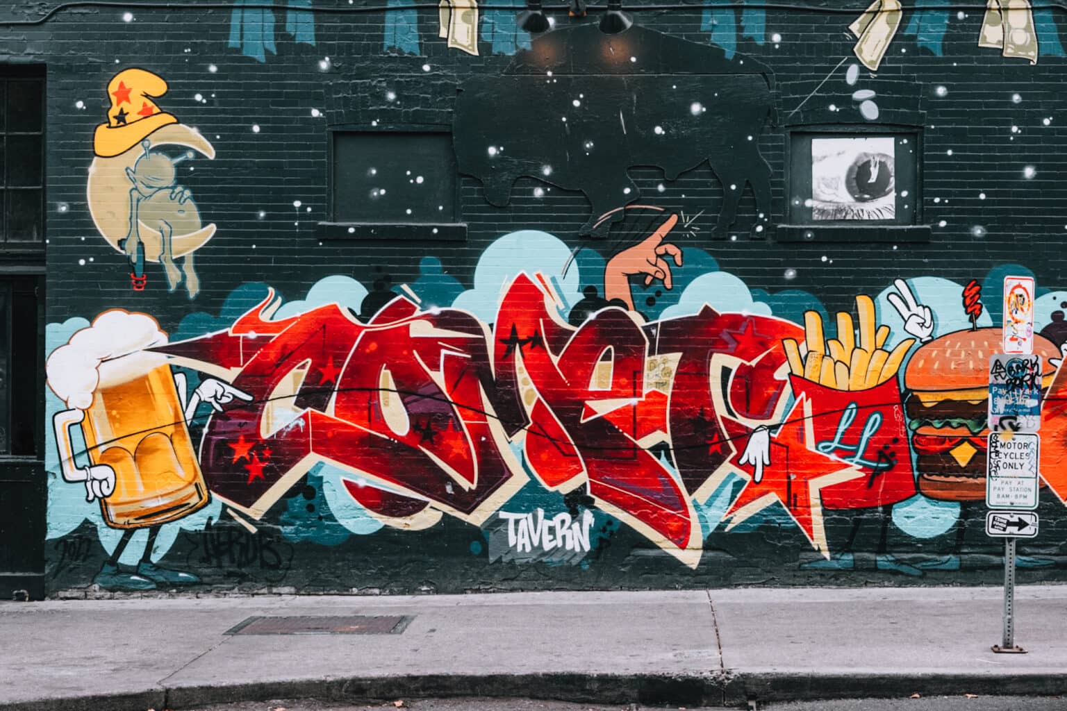 Eine mit Street Art verzierte Hausfassade.