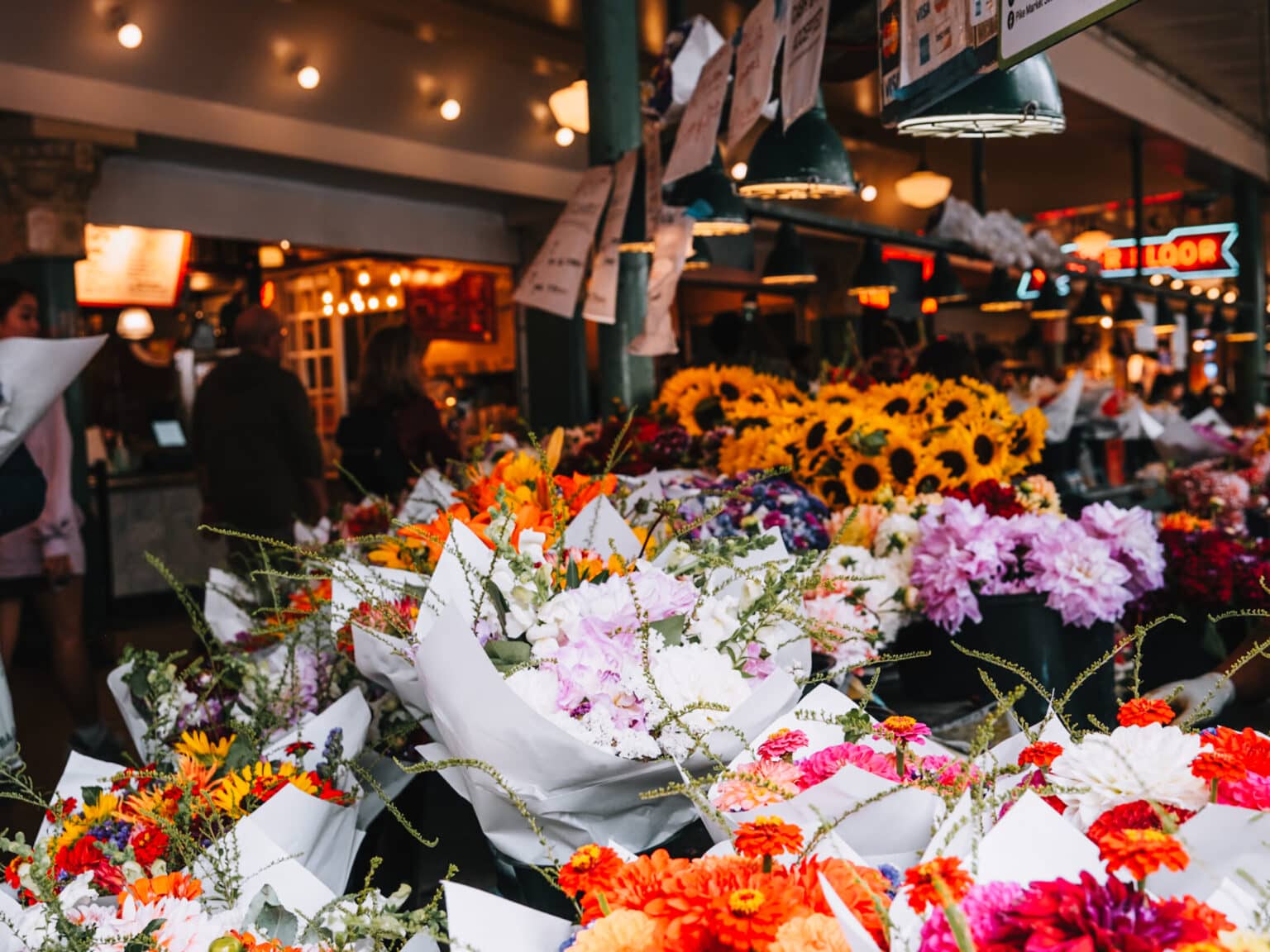 Viele bunte Blumensträuße an einem Marktstand.