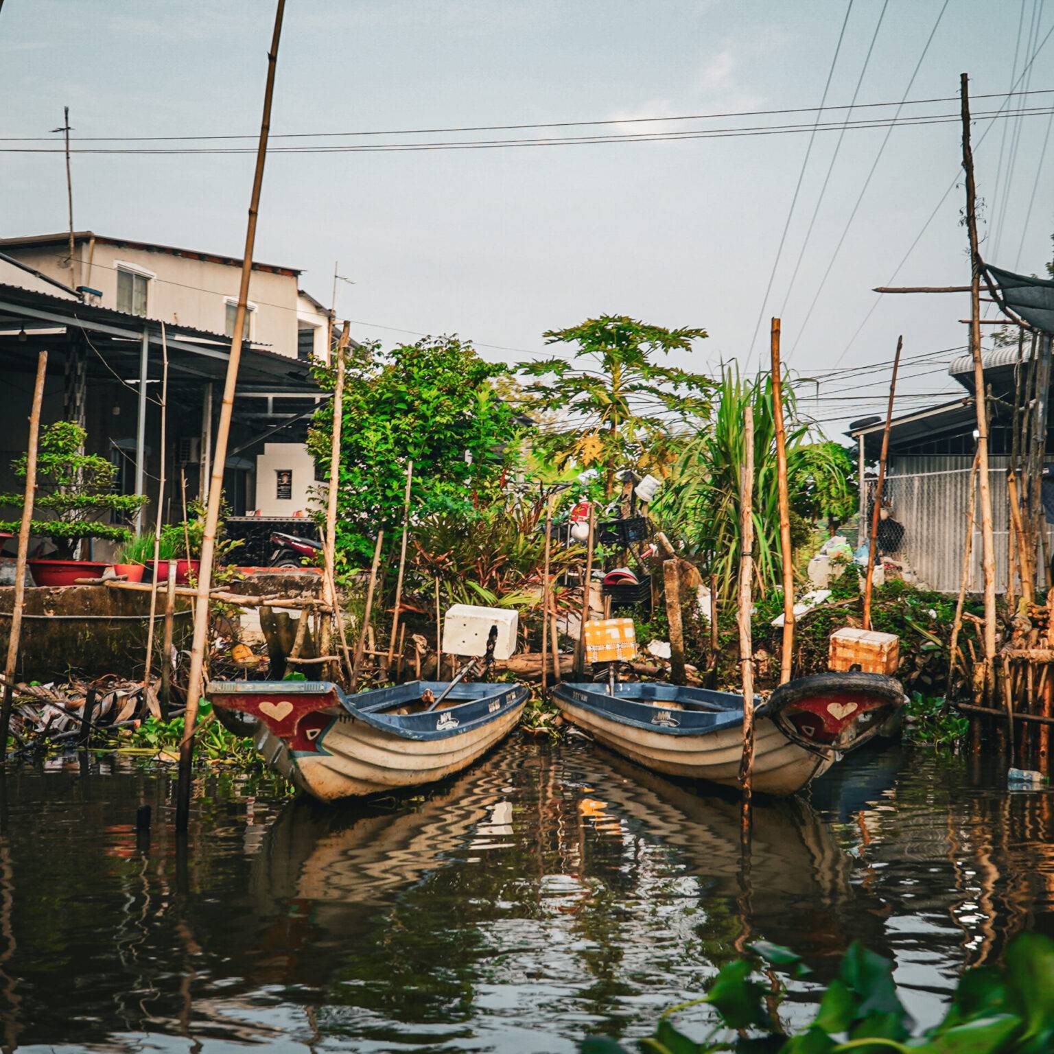 Zwei Boote treiben im Mekong Fluss.